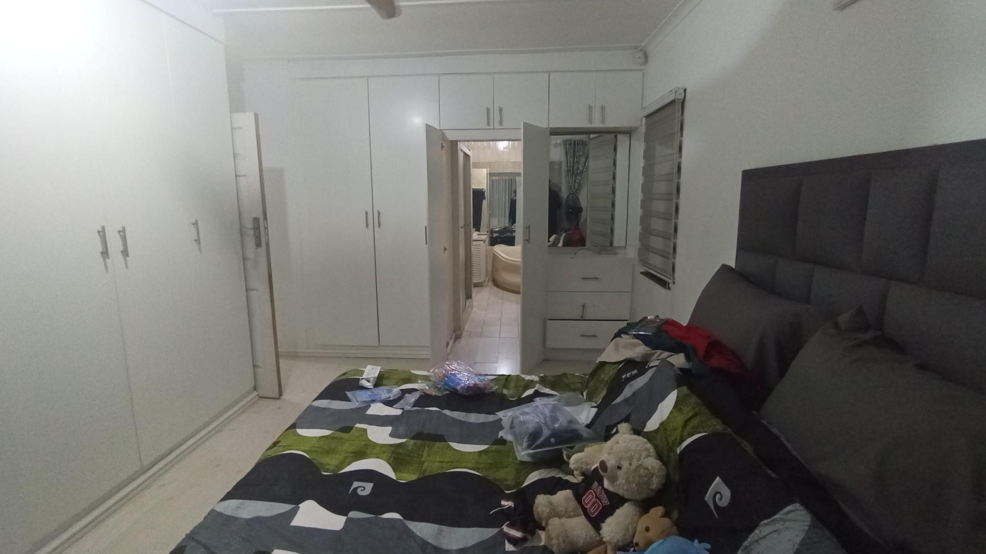 Main Bedroom of property in Bluff
