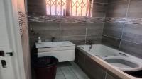 Bathroom 1 of property in Bluff