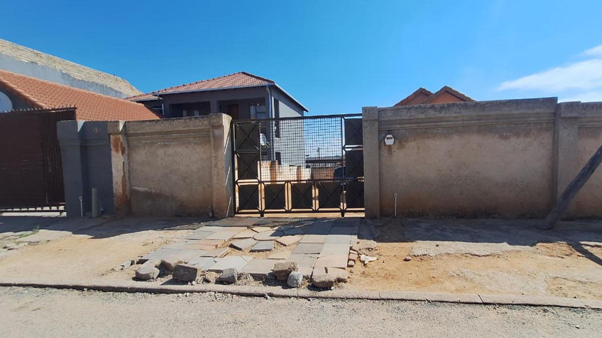 Front View of property in Cosmo City