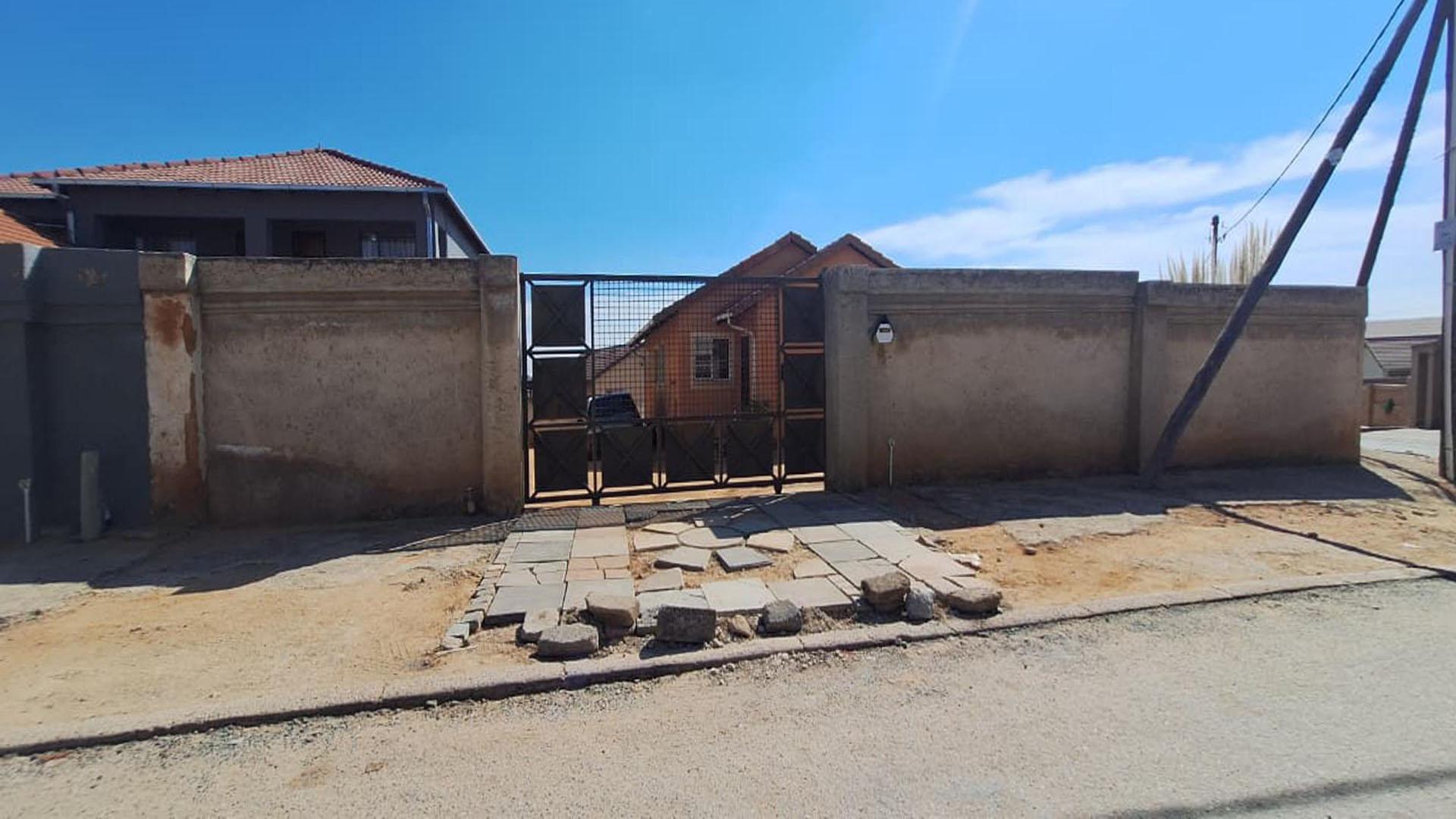 Front View of property in Cosmo City