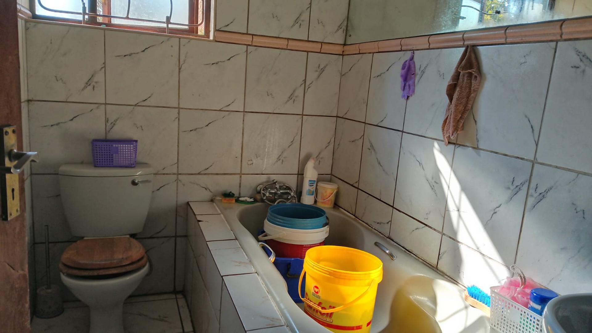 Bathroom 1 of property in Kensington - JHB