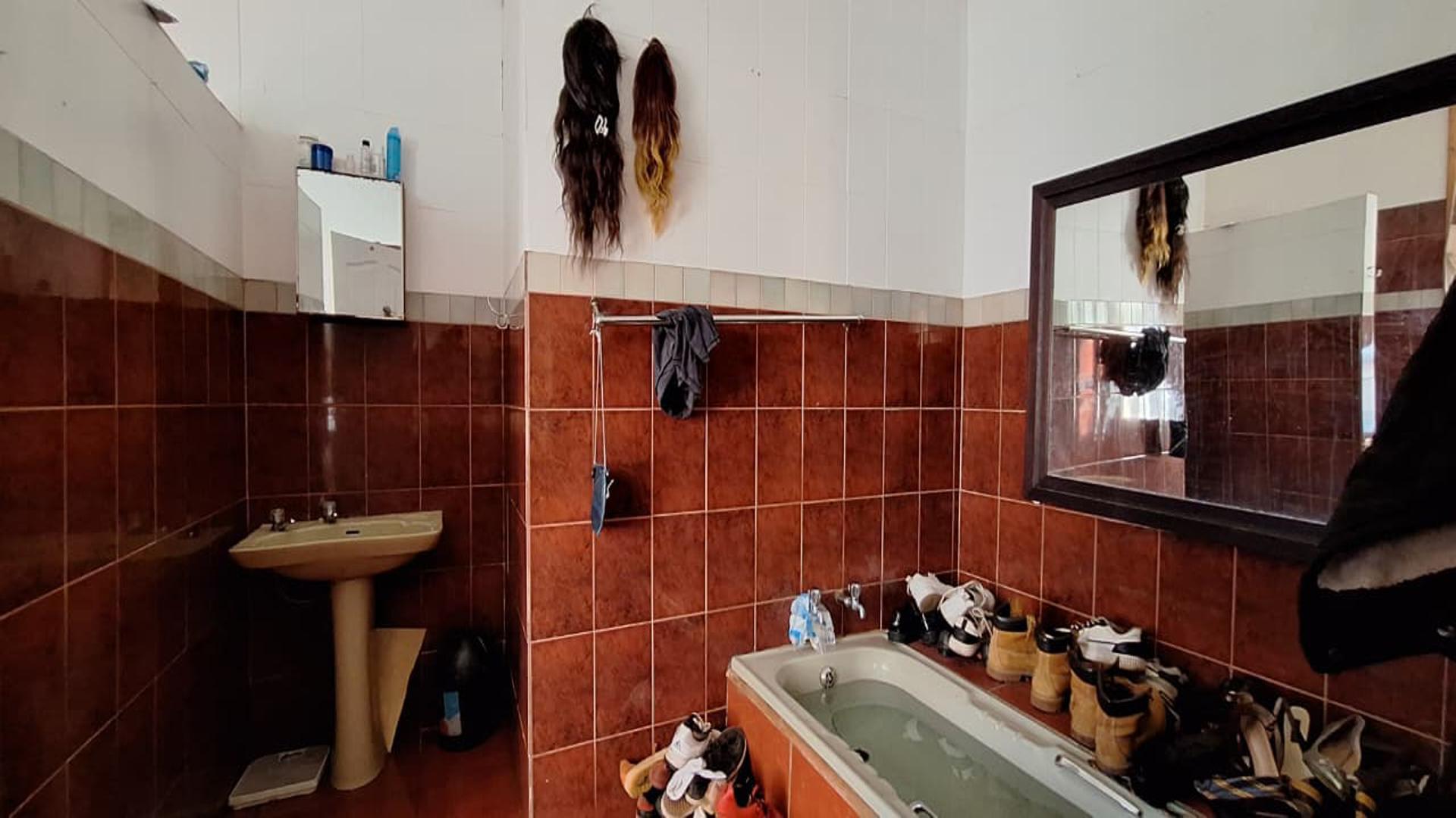 Bathroom 1 - 19 square meters of property in Kensington - JHB