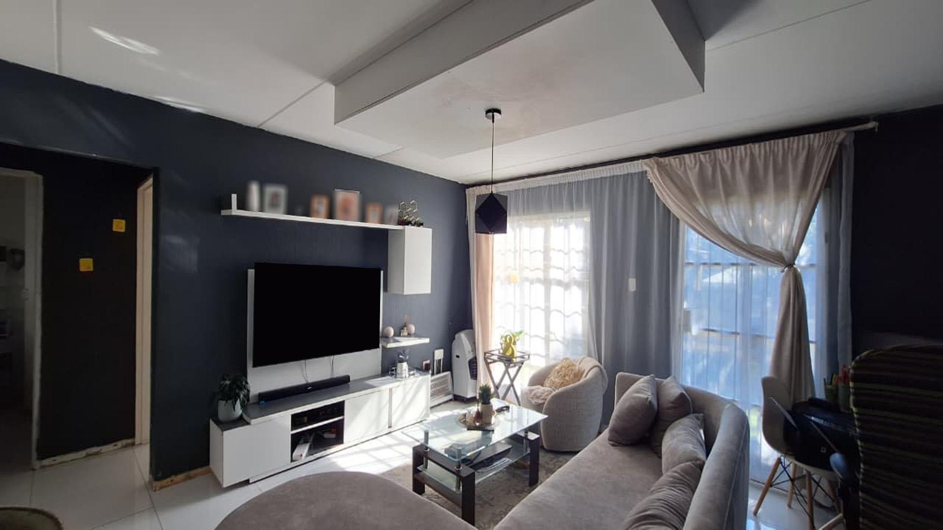 Lounges - 22 square meters of property in Whitney Gardens