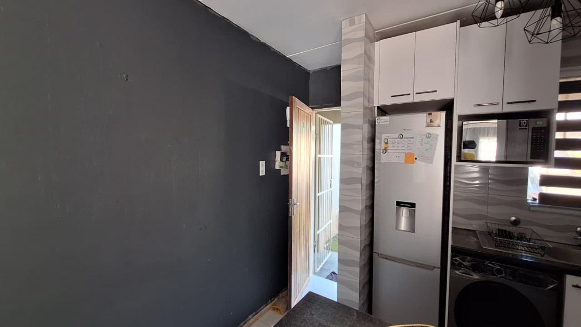 Kitchen - 6 square meters of property in Whitney Gardens