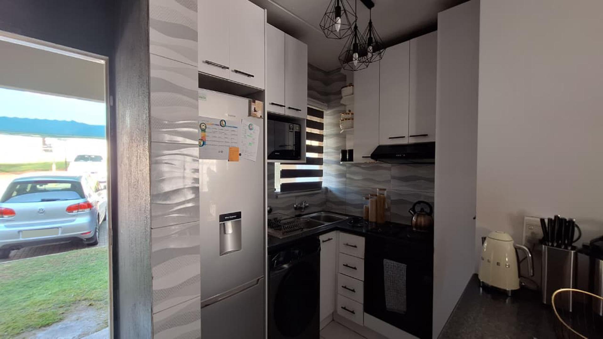 Kitchen - 6 square meters of property in Whitney Gardens
