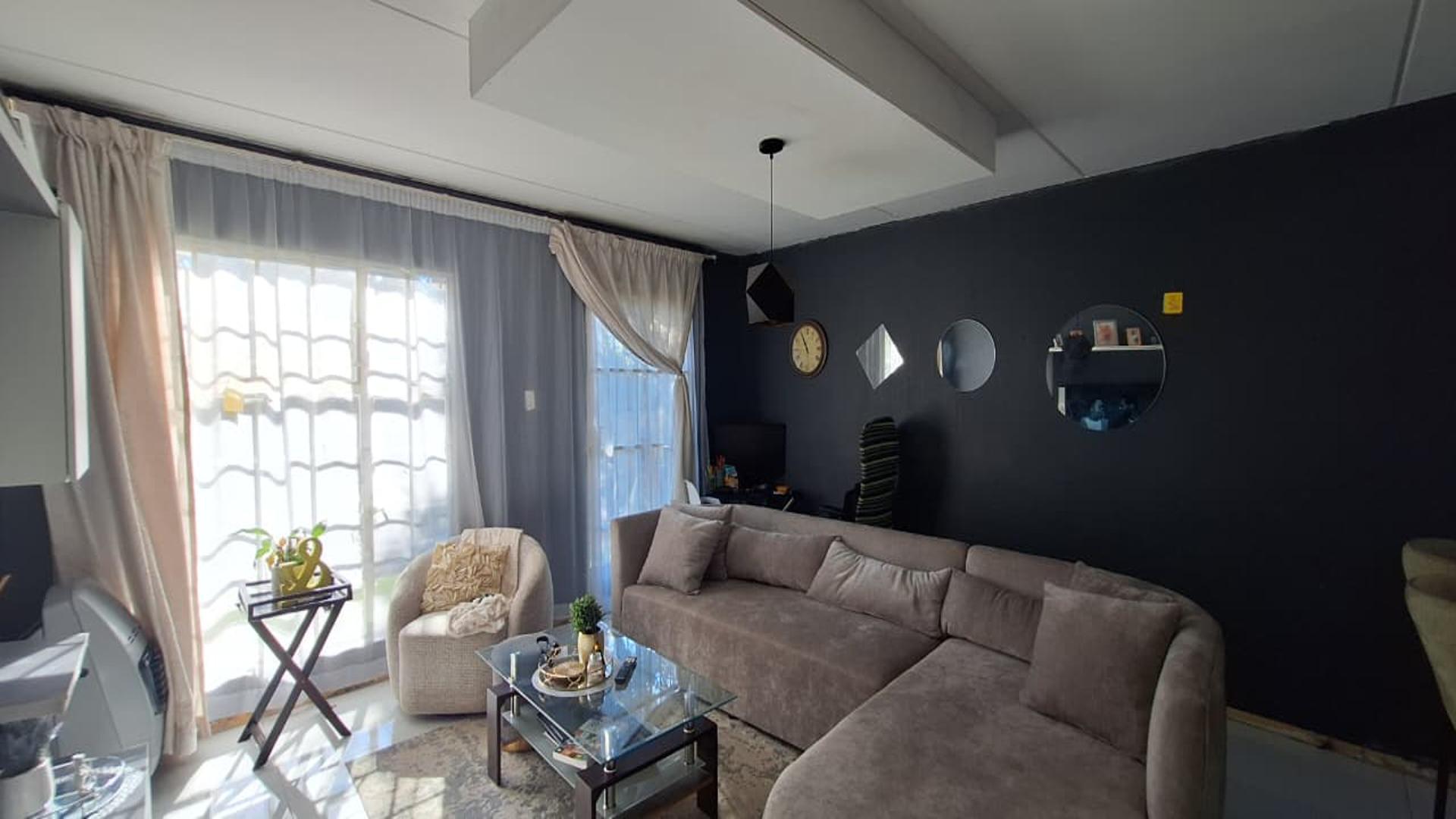 Lounges - 22 square meters of property in Whitney Gardens