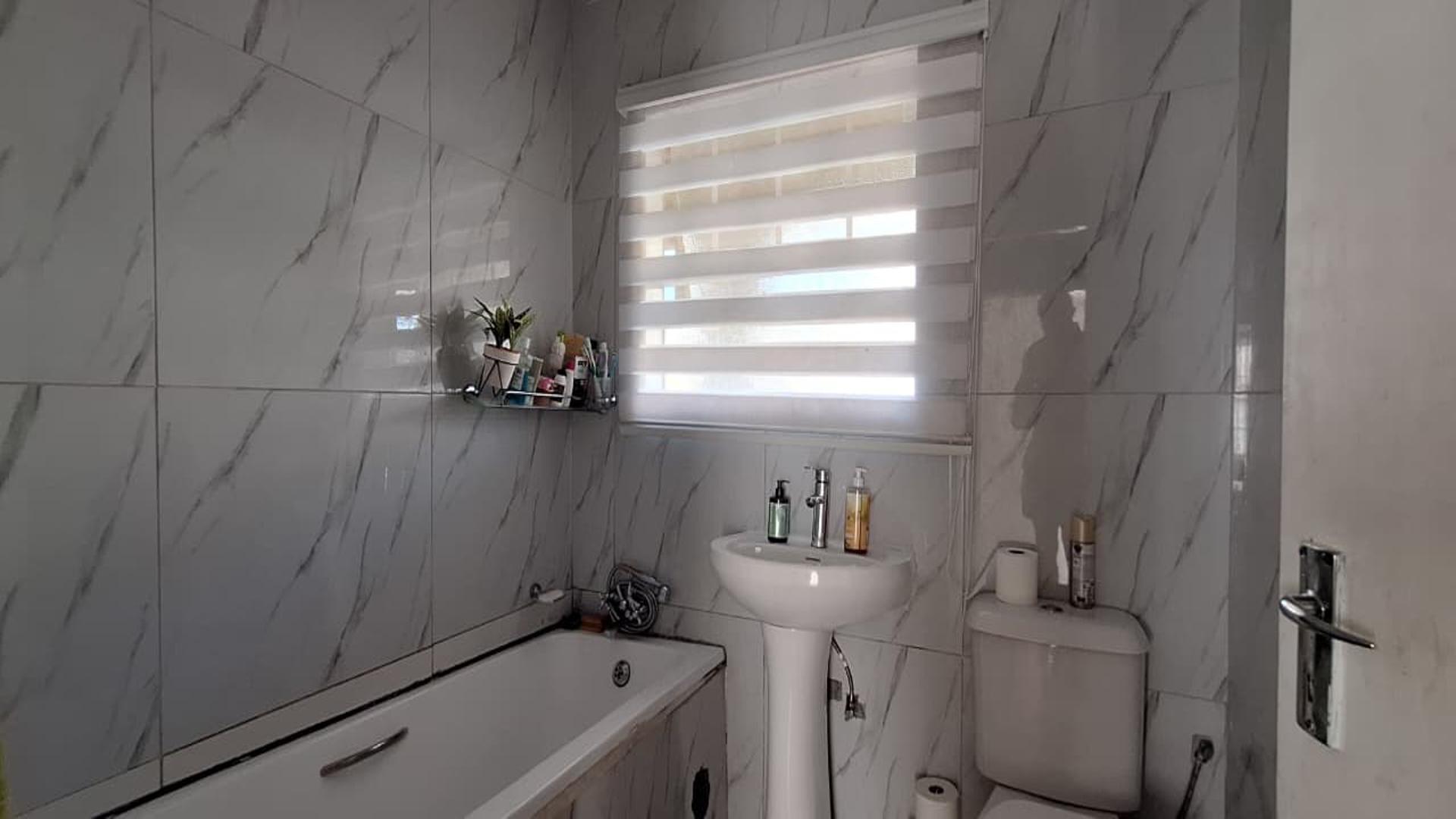 Bathroom 1 - 5 square meters of property in Whitney Gardens