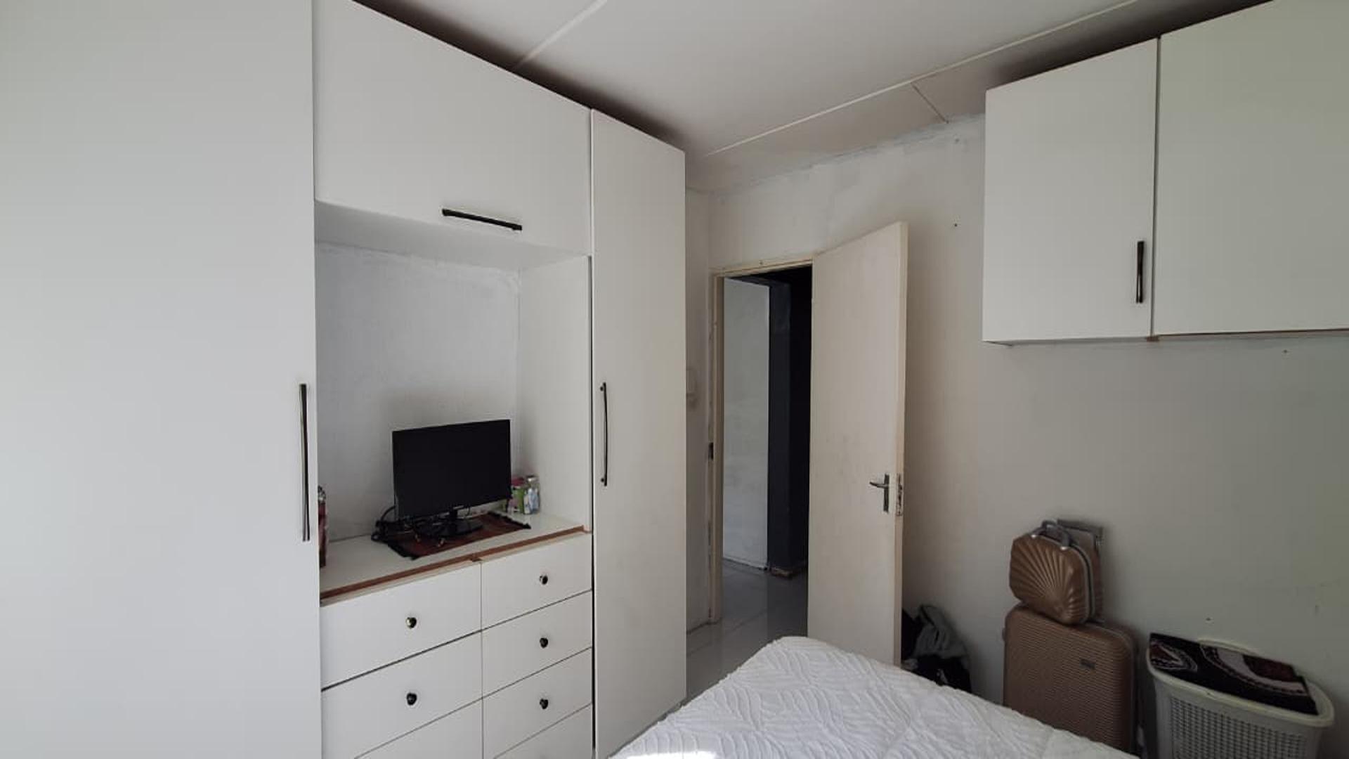 Bed Room 2 - 13 square meters of property in Whitney Gardens
