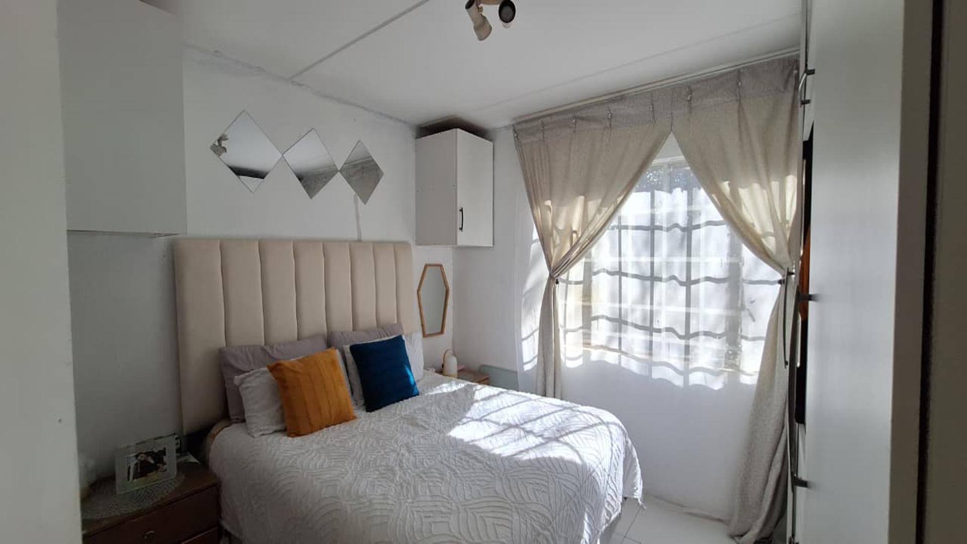 Bed Room 2 - 13 square meters of property in Whitney Gardens