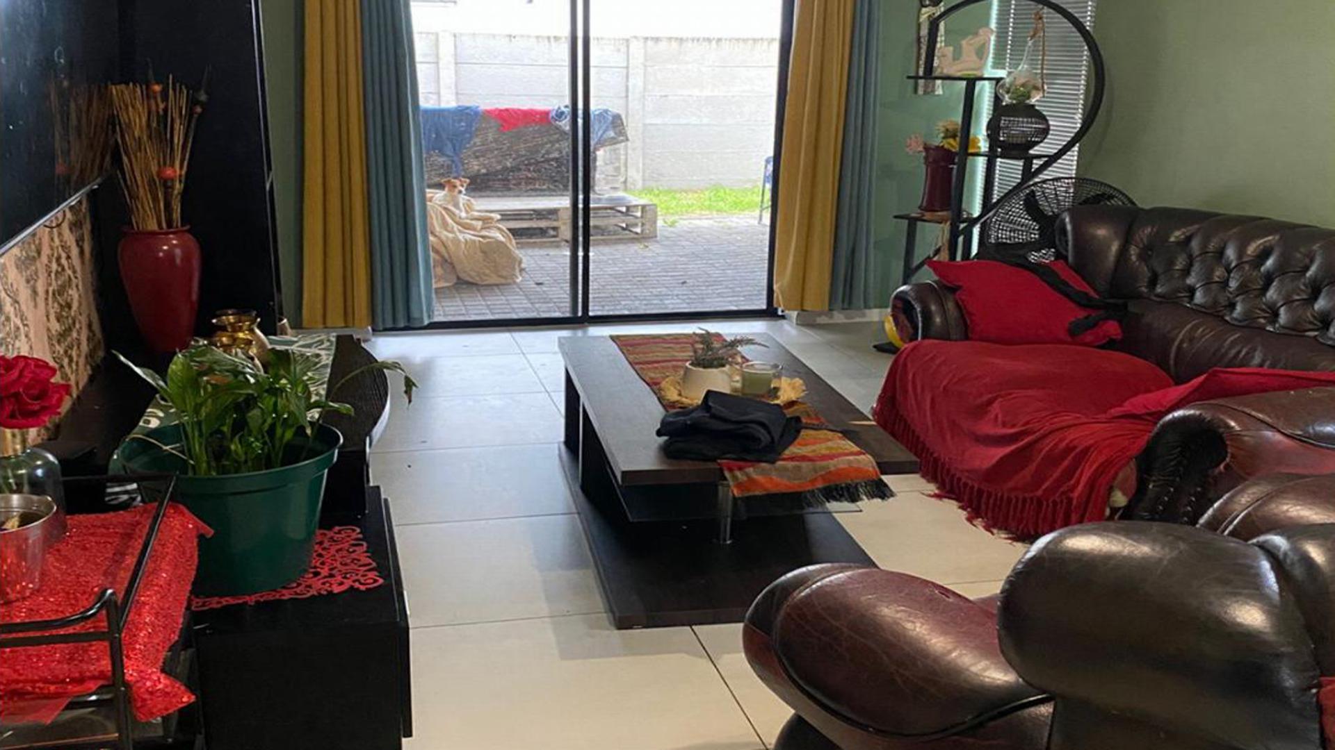 Lounges of property in Ibhayi (Zwide)