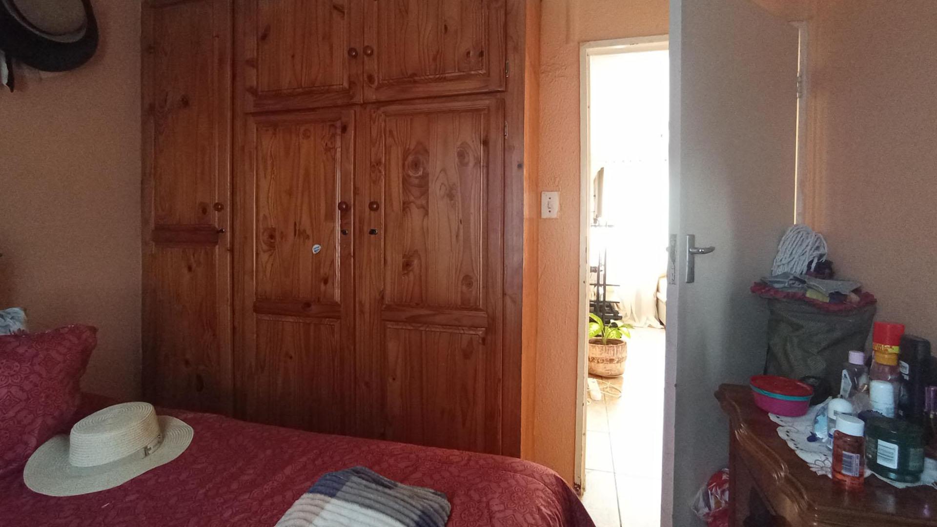 Bed Room 1 - 8 square meters of property in Soshanguve