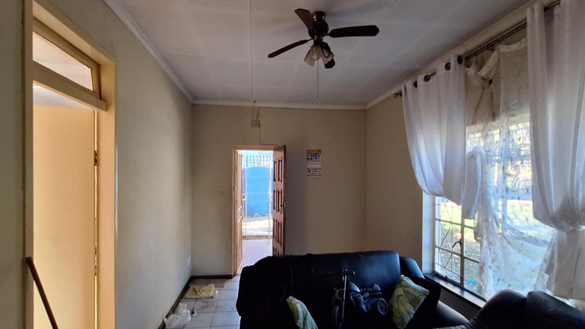 Lounges - 21 square meters of property in Wentworth Park