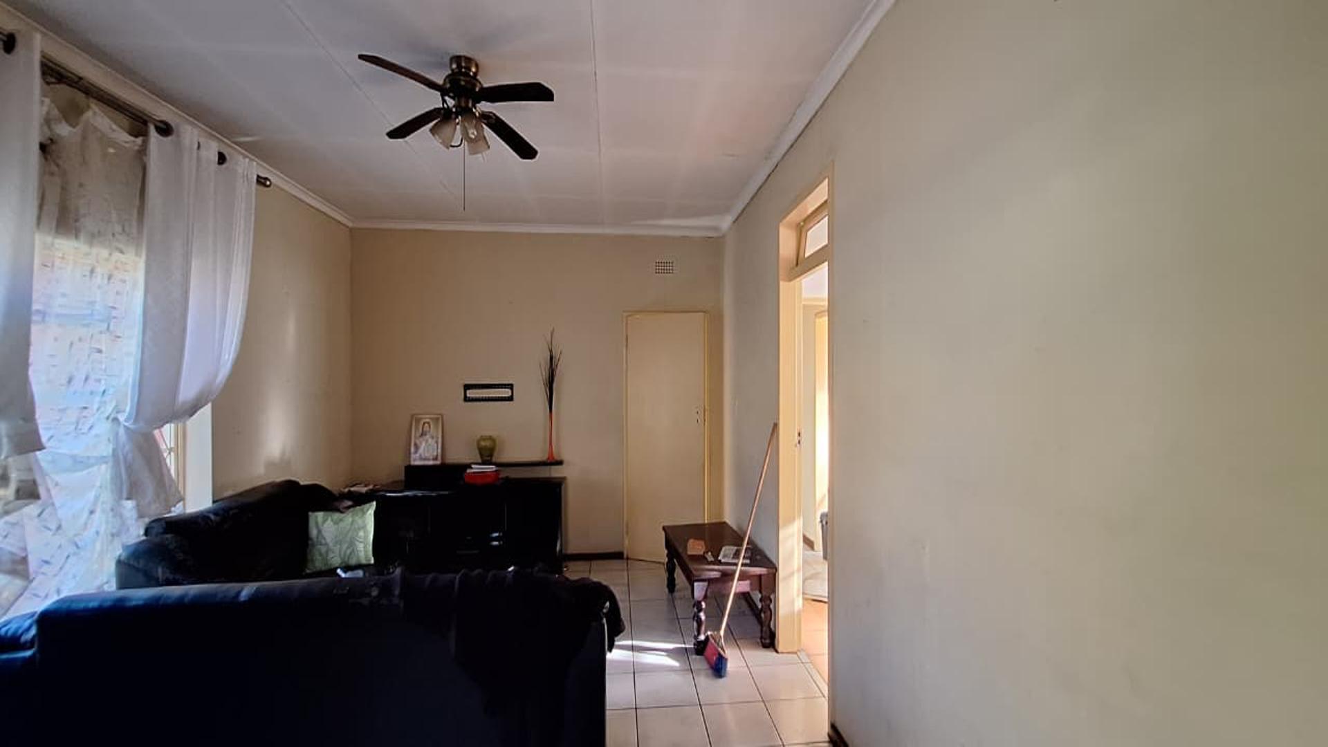 Lounges - 21 square meters of property in Wentworth Park