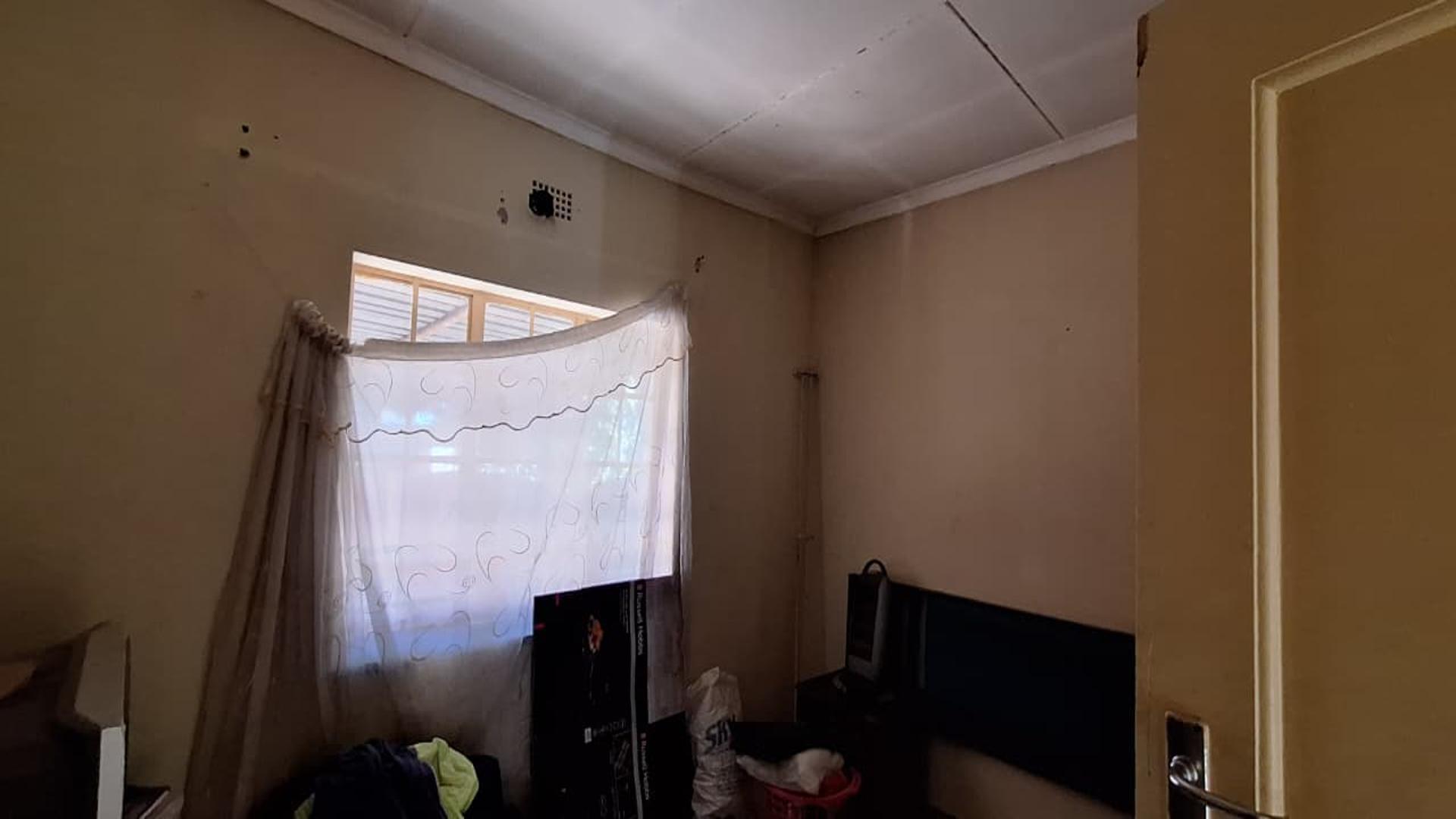 Bed Room 1 - 12 square meters of property in Wentworth Park