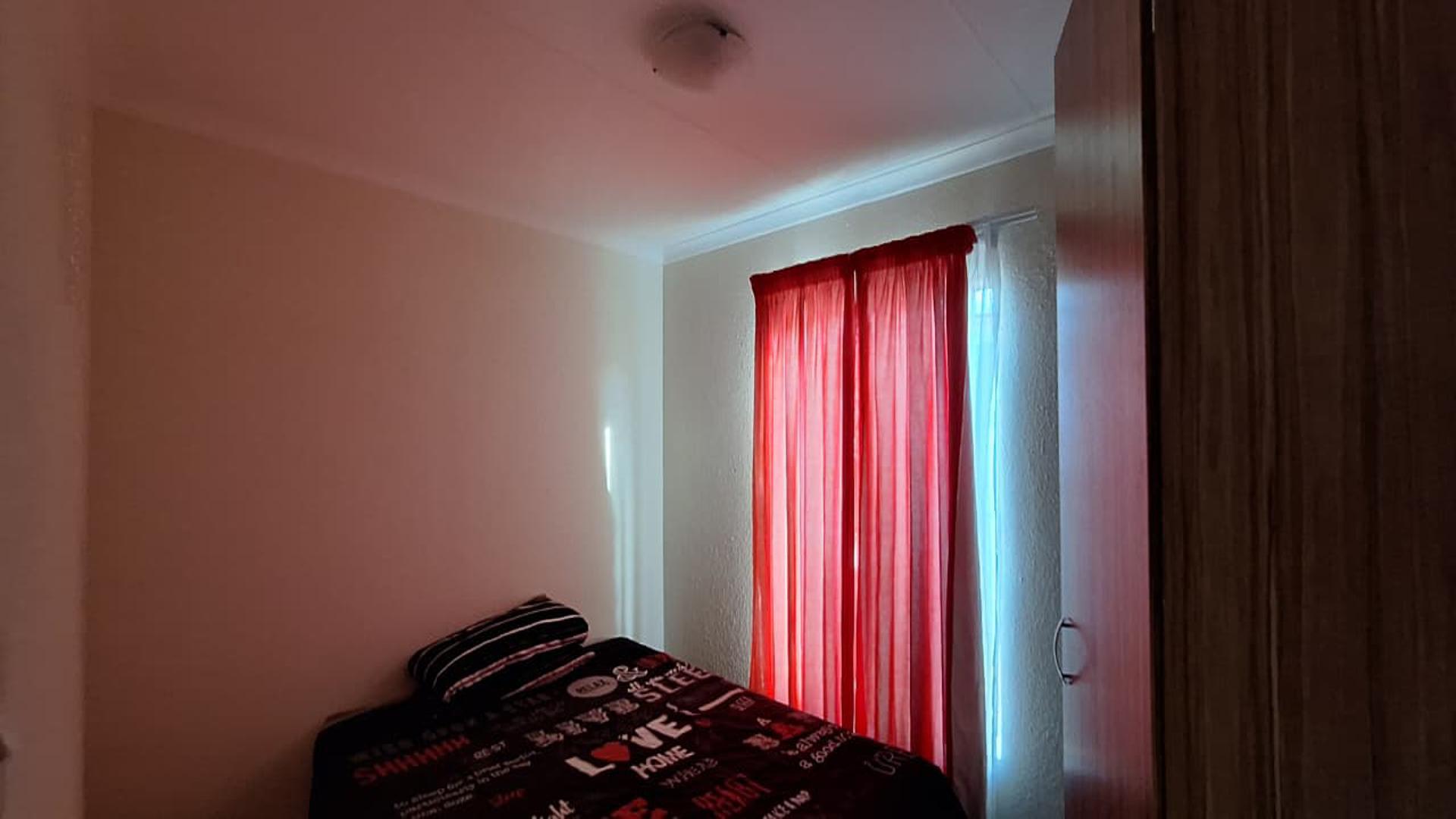 Bed Room 1 - 9 square meters of property in Albertsdal