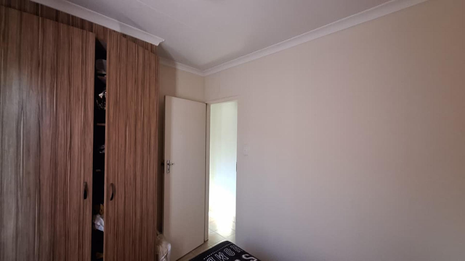 Bed Room 1 - 9 square meters of property in Albertsdal