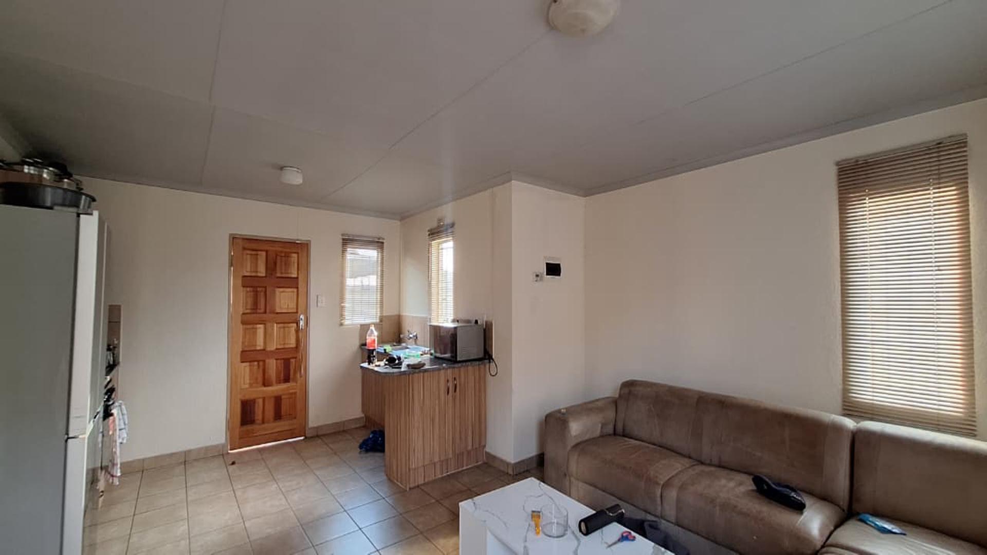 Lounges - 18 square meters of property in Albertsdal