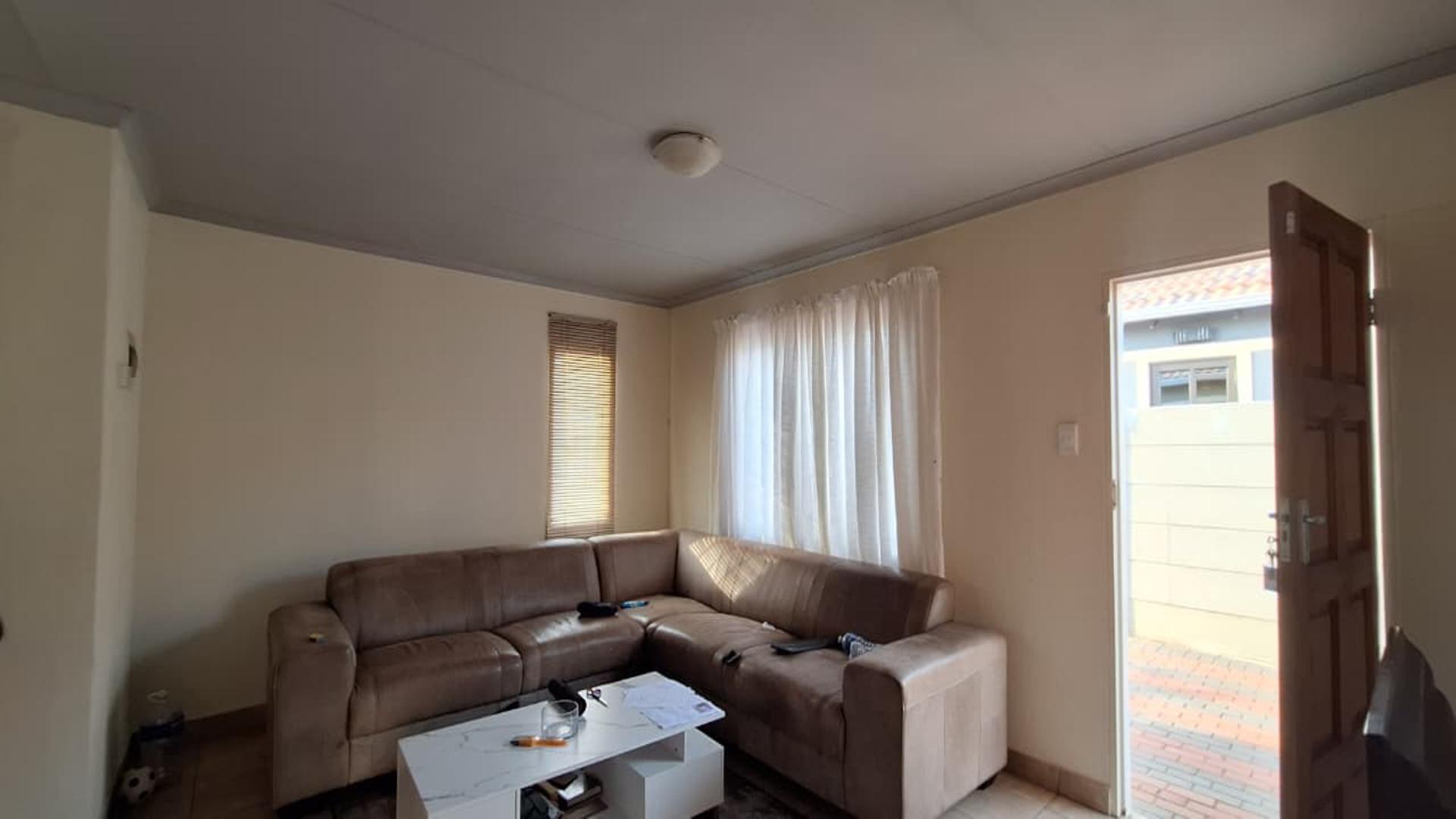 Lounges - 18 square meters of property in Albertsdal