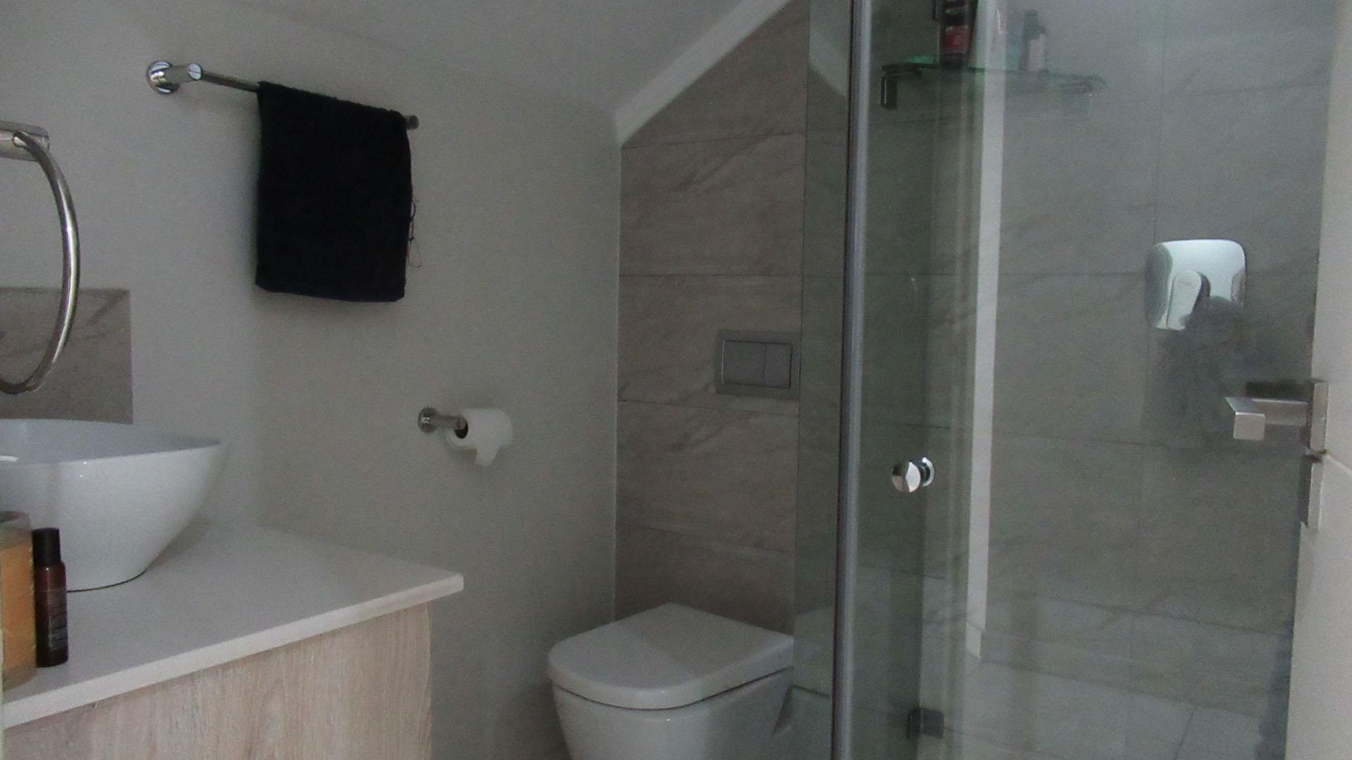 Bathroom 1 - 3 square meters of property in Bryanston