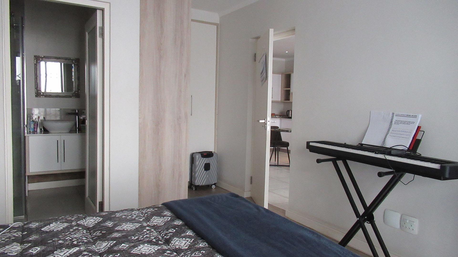 Main Bedroom - 17 square meters of property in Bryanston