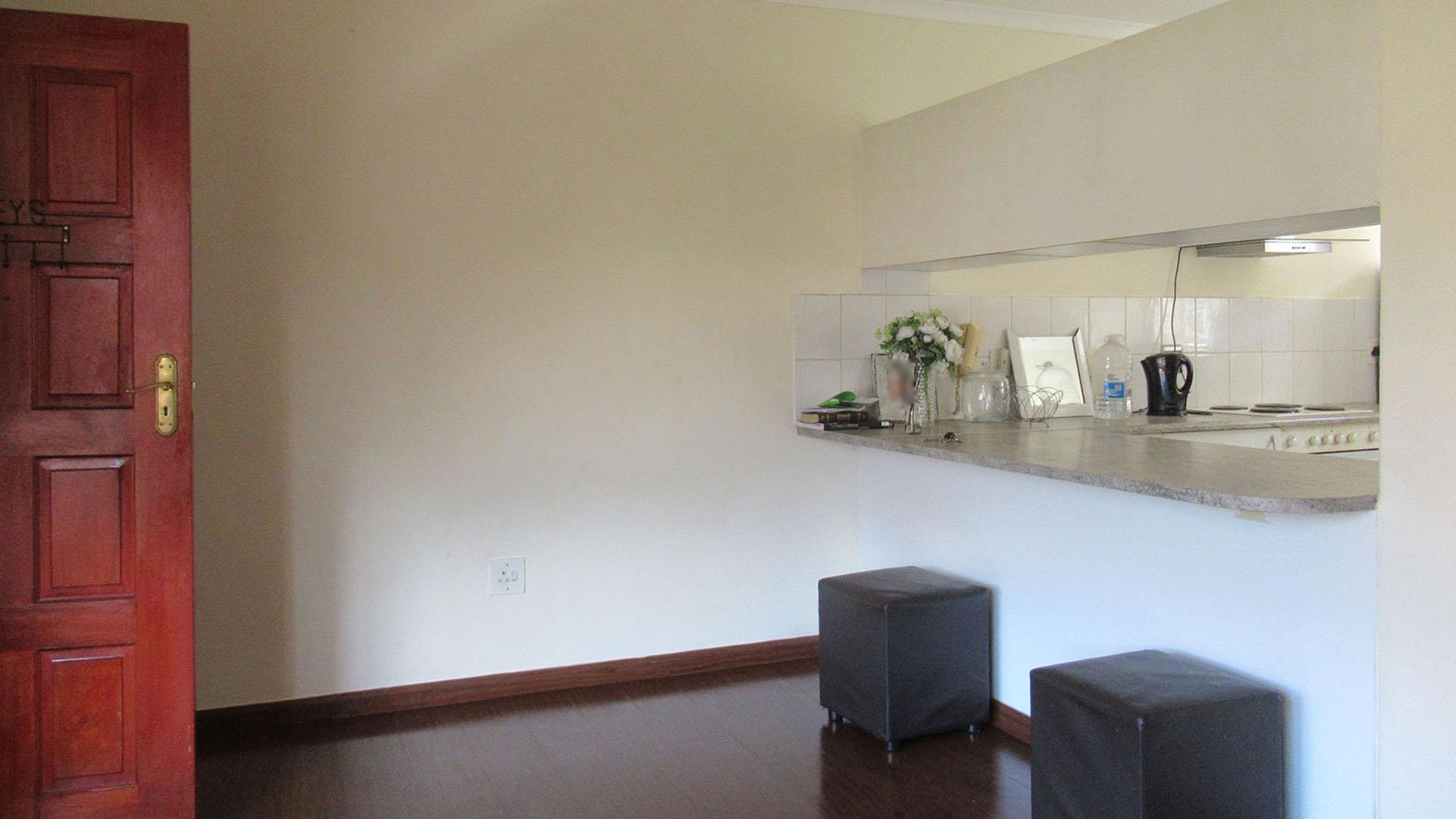 Lounges - 23 square meters of property in Helderkruin