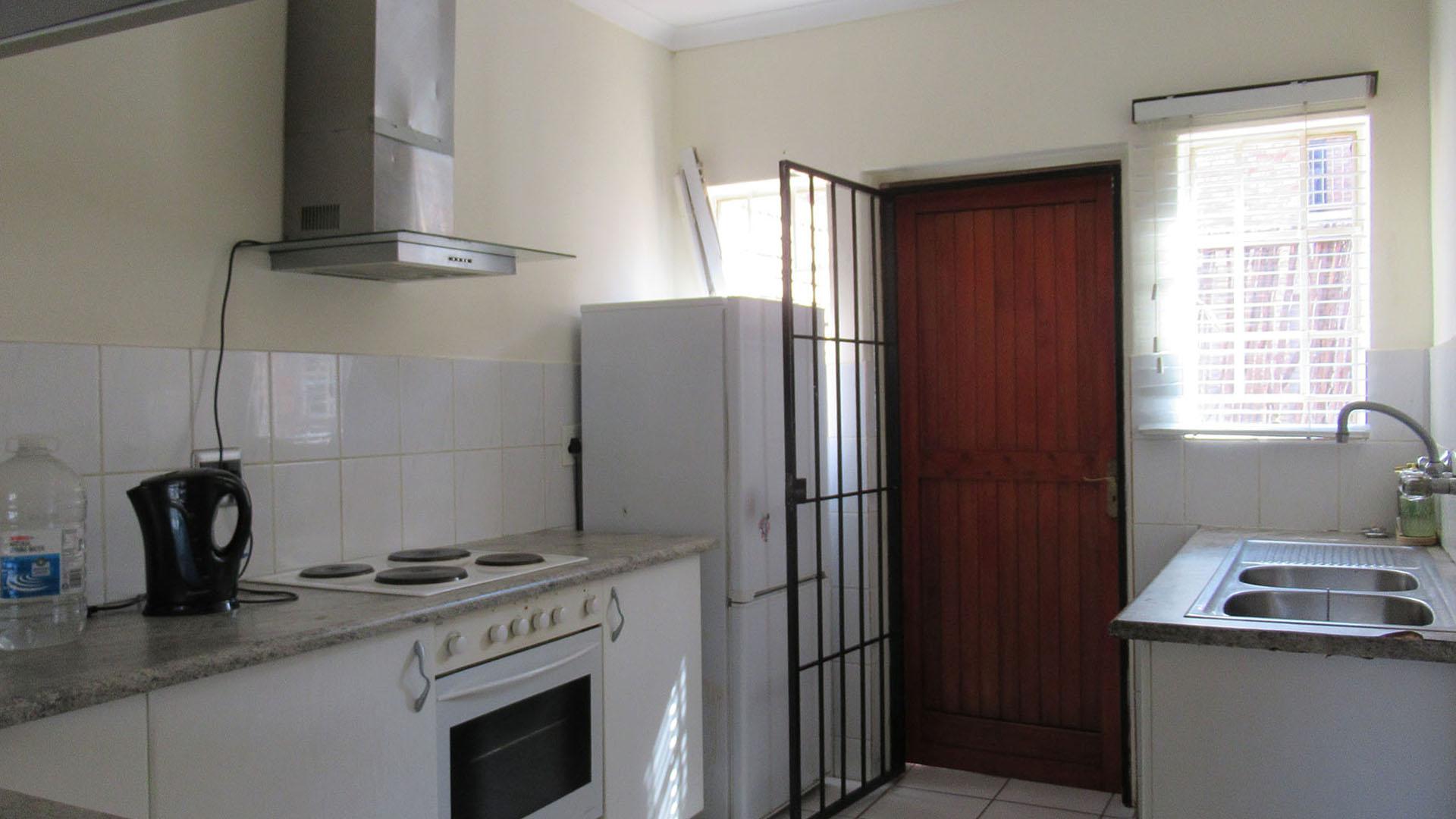 Kitchen - 8 square meters of property in Helderkruin