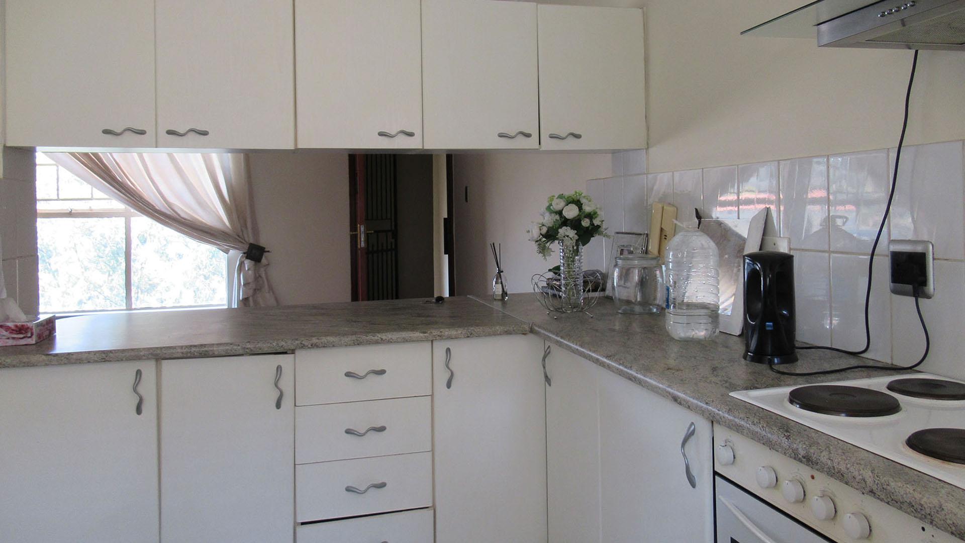 Kitchen - 8 square meters of property in Helderkruin