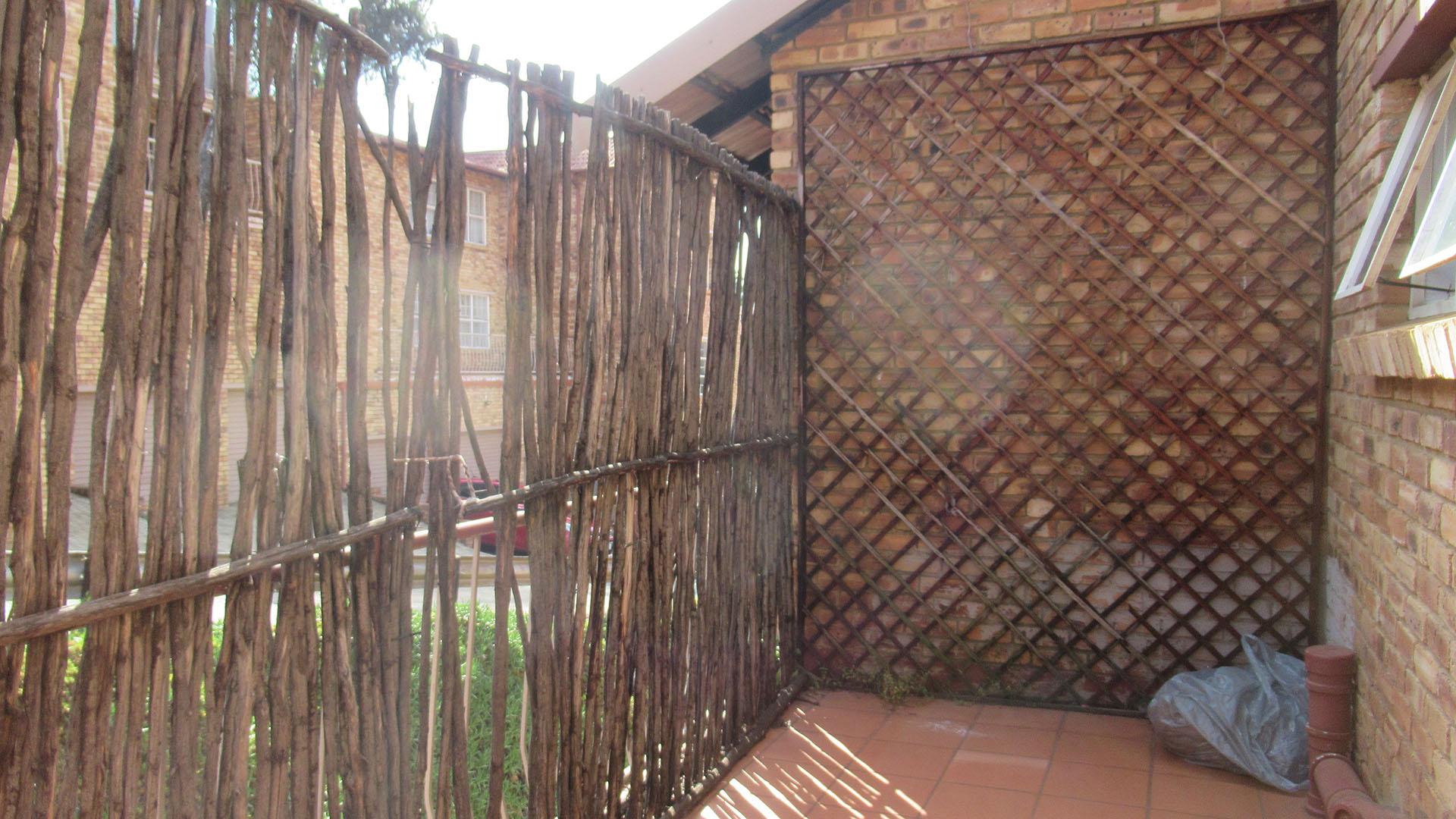 Balcony - 14 square meters of property in Helderkruin