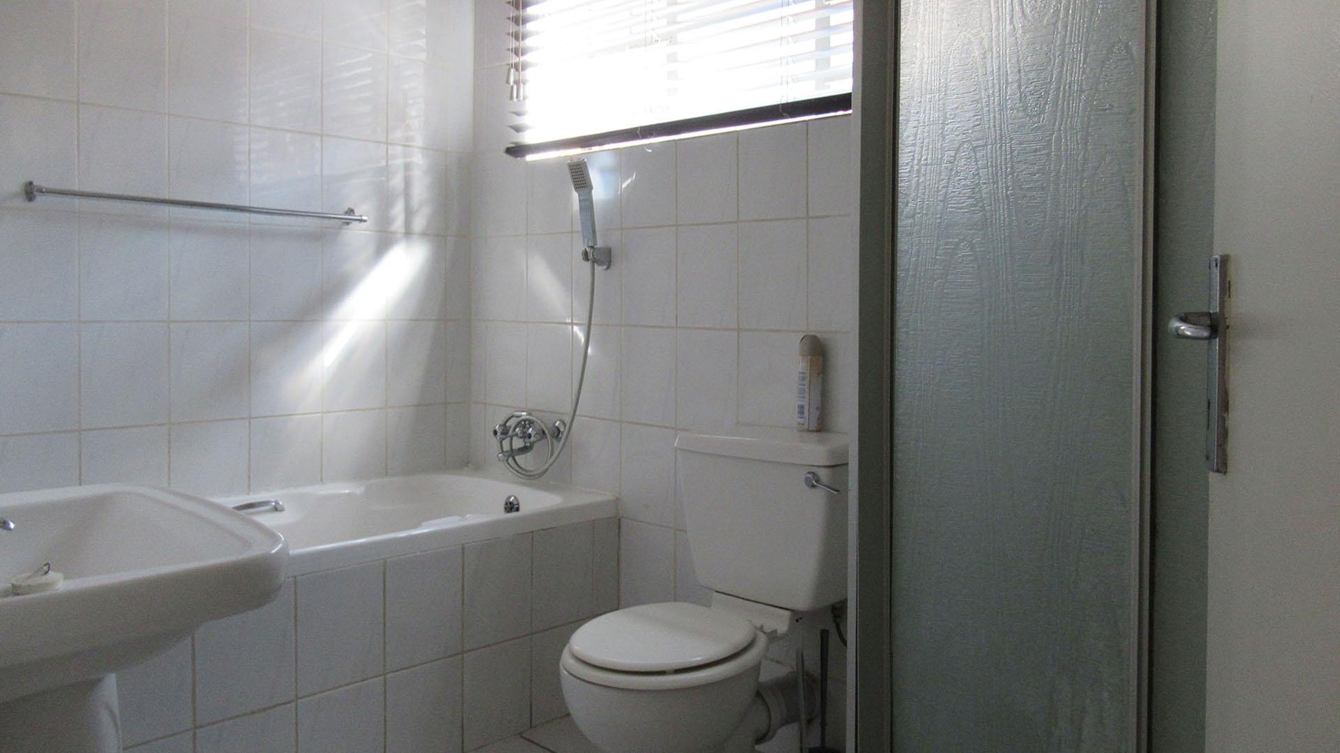 Bathroom 1 - 6 square meters of property in Helderkruin