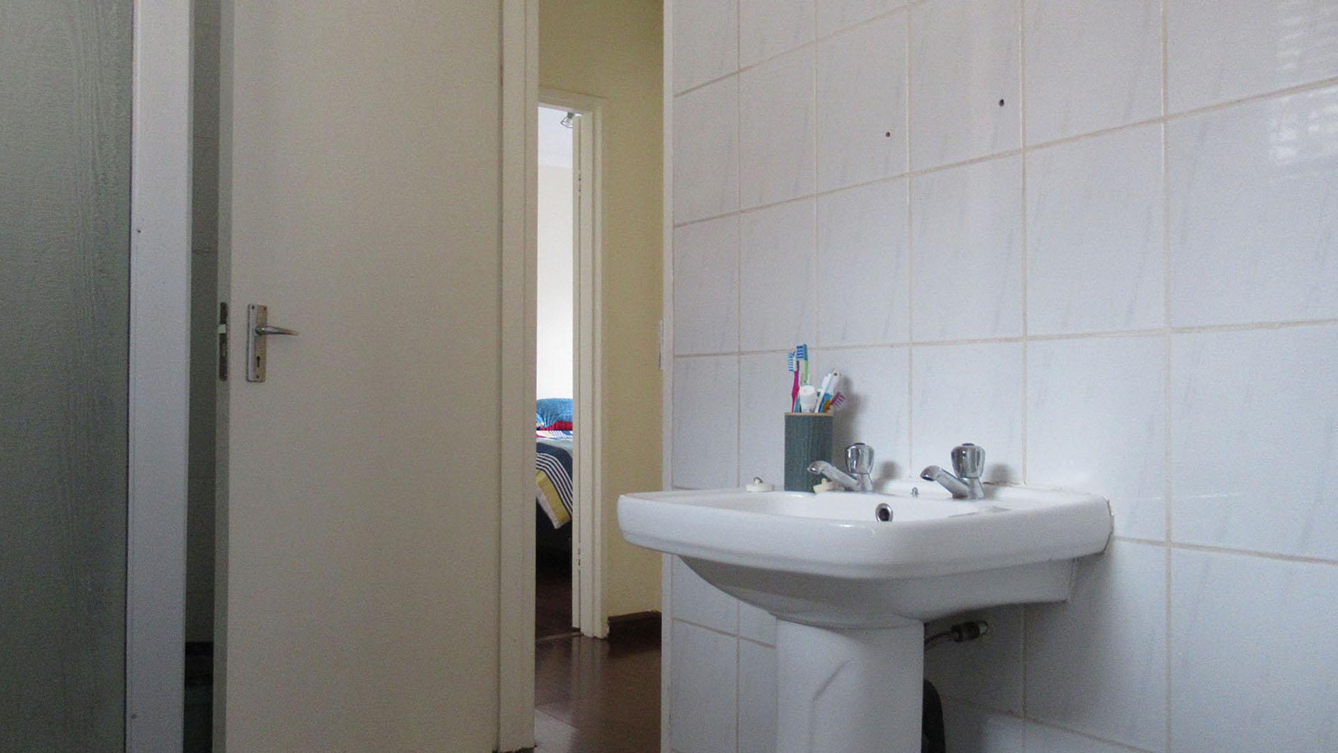 Bathroom 1 - 6 square meters of property in Helderkruin