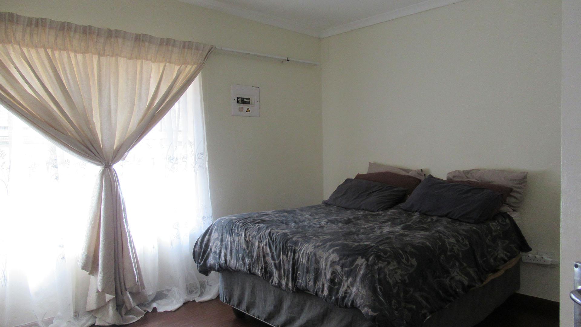 Bed Room 1 - 15 square meters of property in Helderkruin