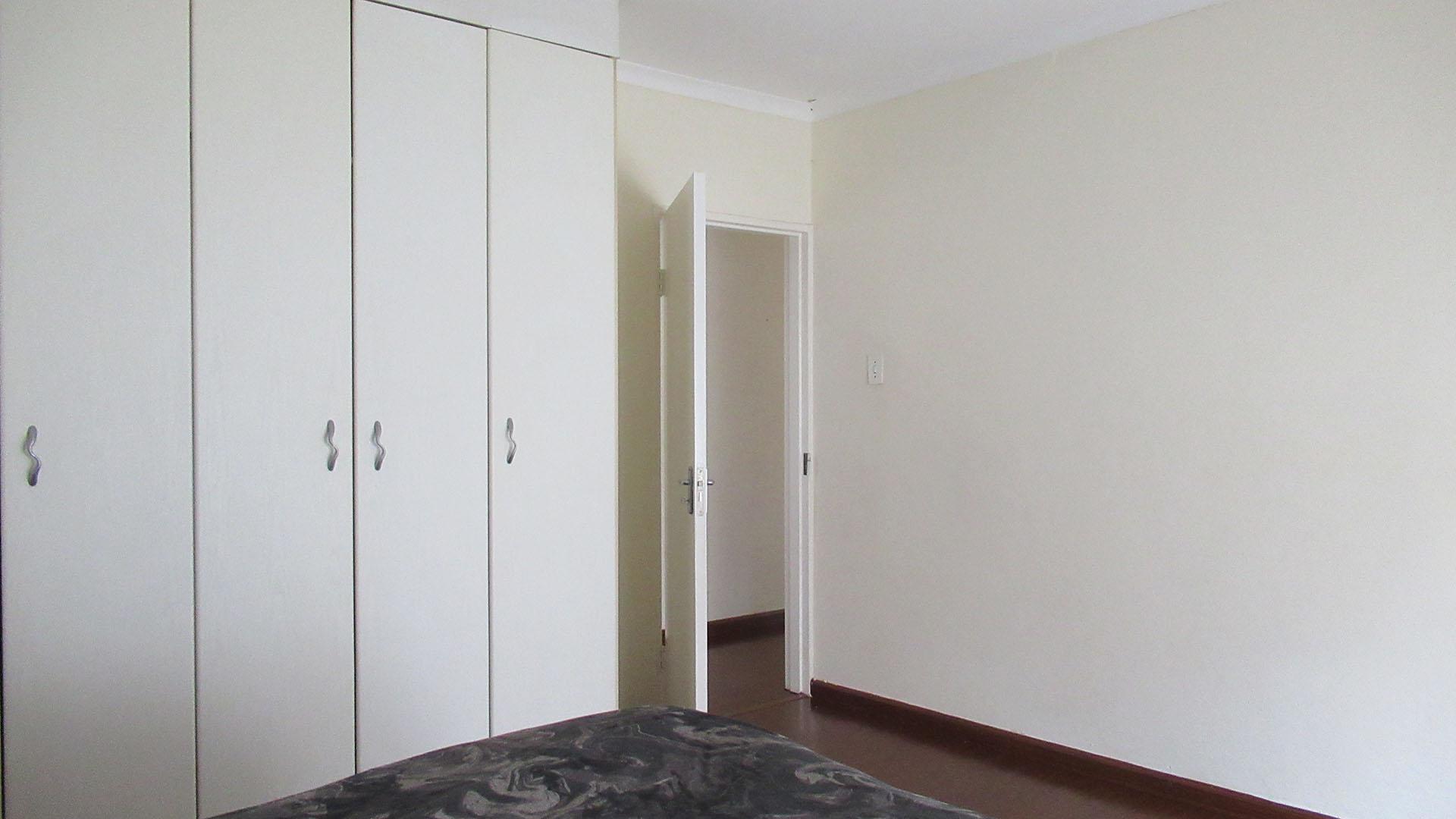 Bed Room 1 - 15 square meters of property in Helderkruin