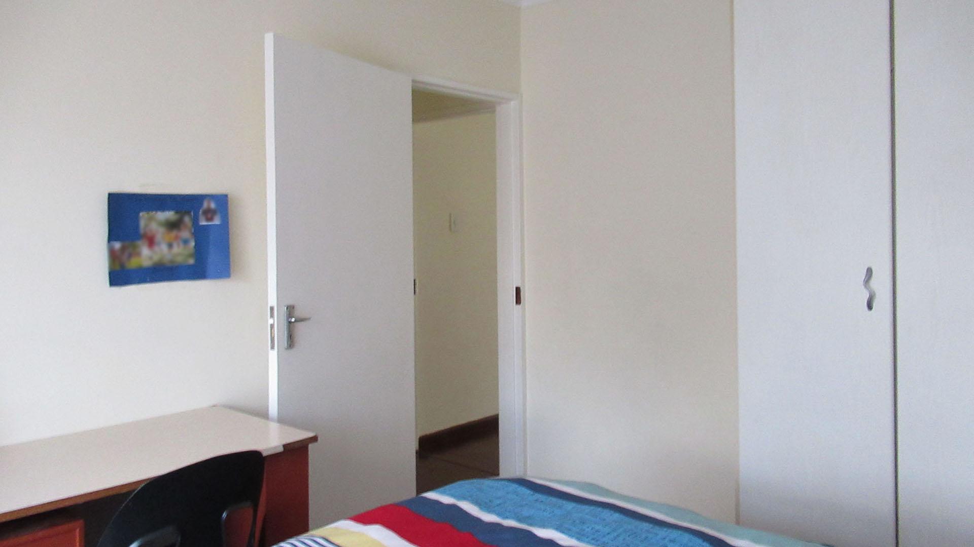 Bed Room 2 - 13 square meters of property in Helderkruin