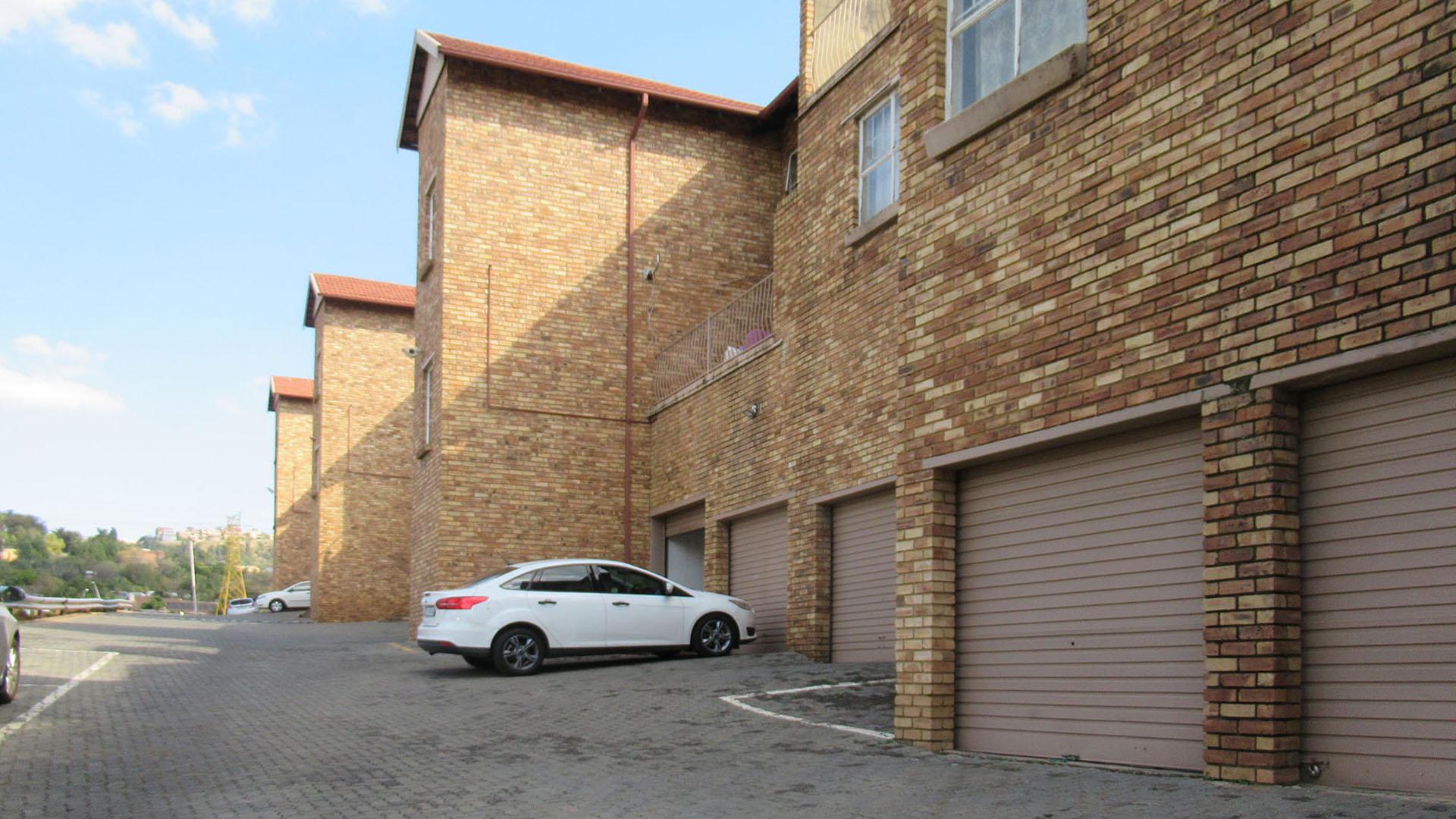 Front View of property in Helderkruin