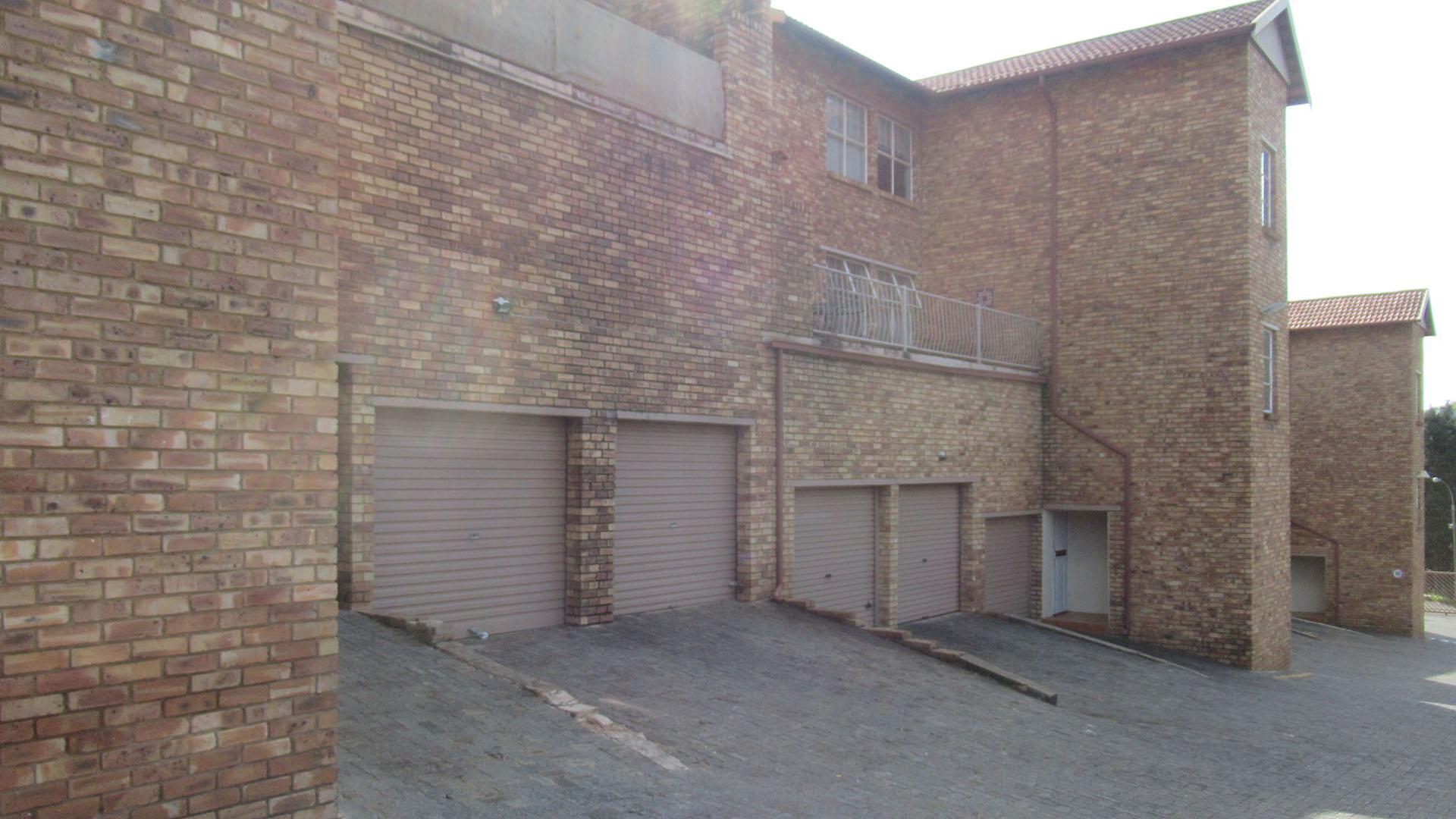 Front View of property in Helderkruin