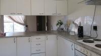Kitchen - 8 square meters of property in Helderkruin