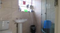Bathroom 1 - 4 square meters of property in Weltevreden Park