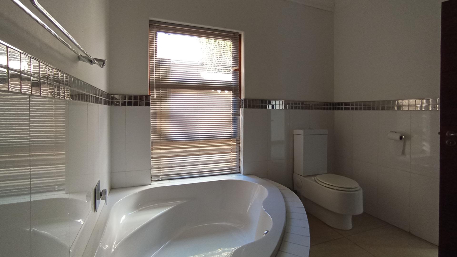 Bathroom 3+ - 5 square meters of property in Pecanwood Estate