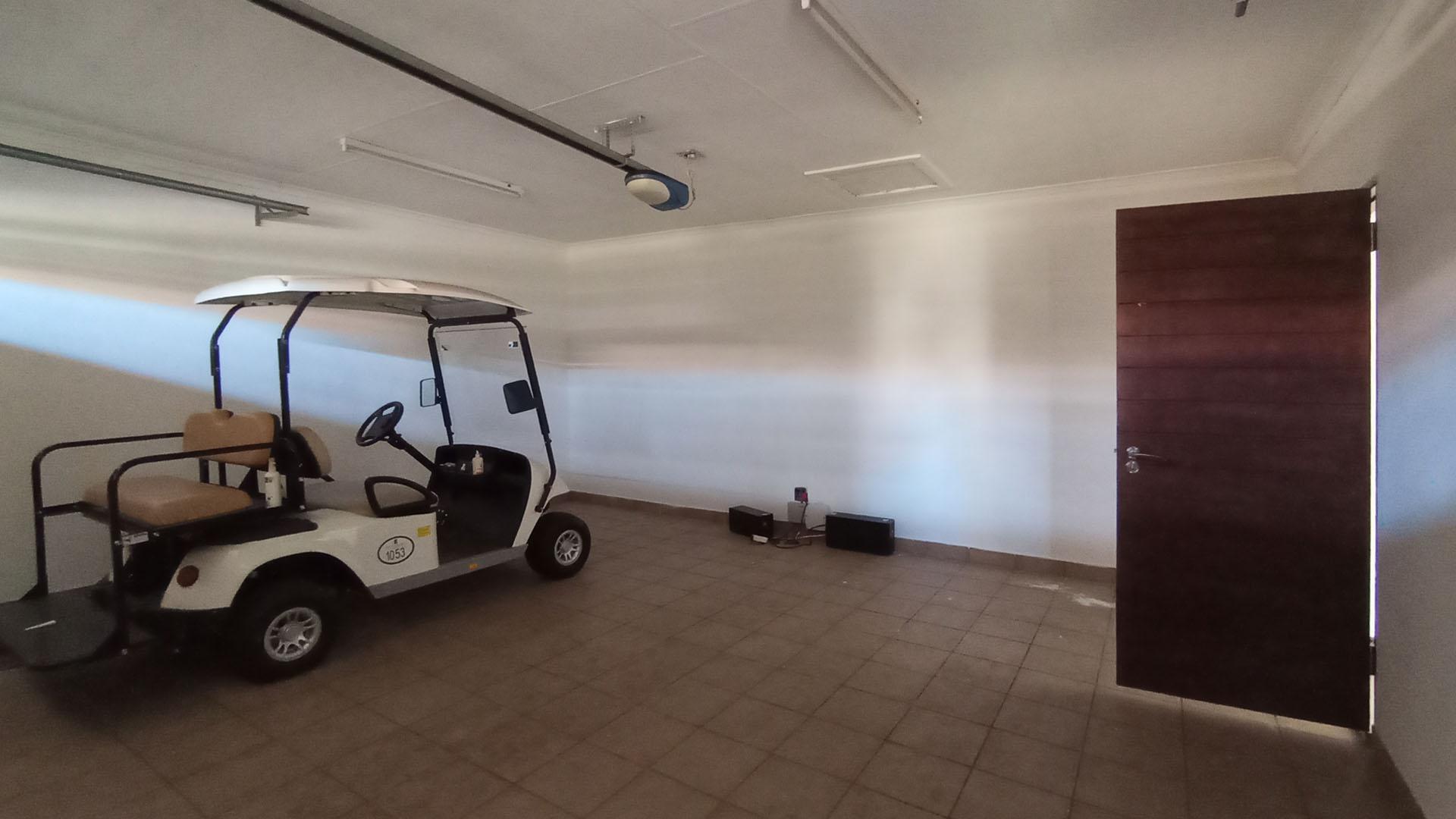 Garage - 39 square meters of property in Pecanwood Estate