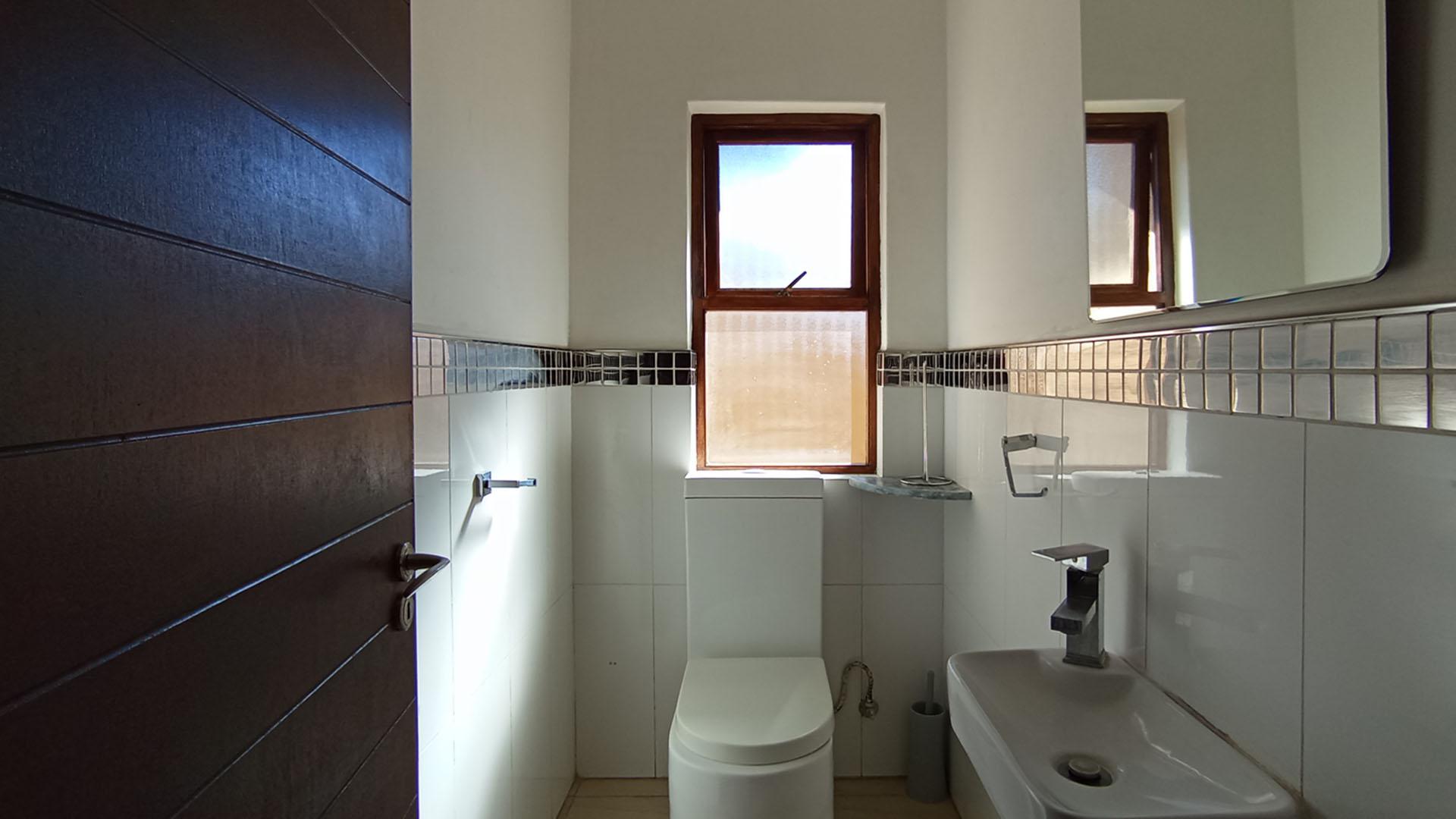 Guest Toilet - 3 square meters of property in Pecanwood Estate