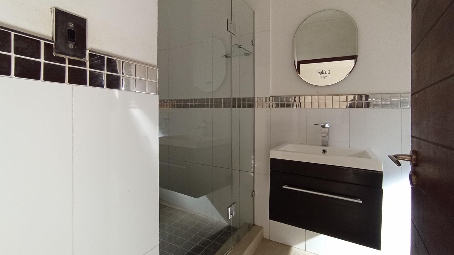 Bathroom 1 - 10 square meters of property in Pecanwood Estate