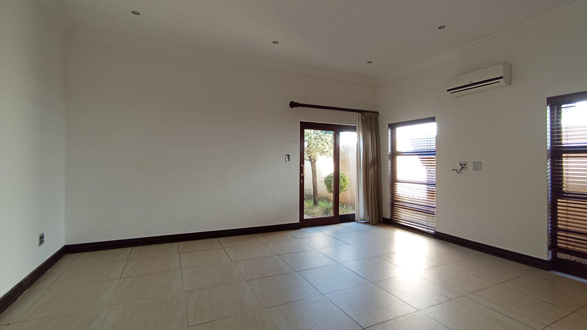 Main Bedroom - 37 square meters of property in Pecanwood Estate
