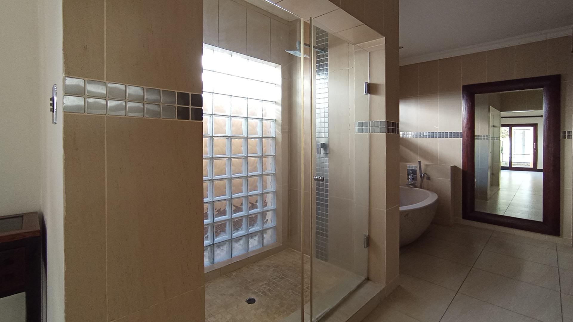 Main Bathroom - 29 square meters of property in Pecanwood Estate