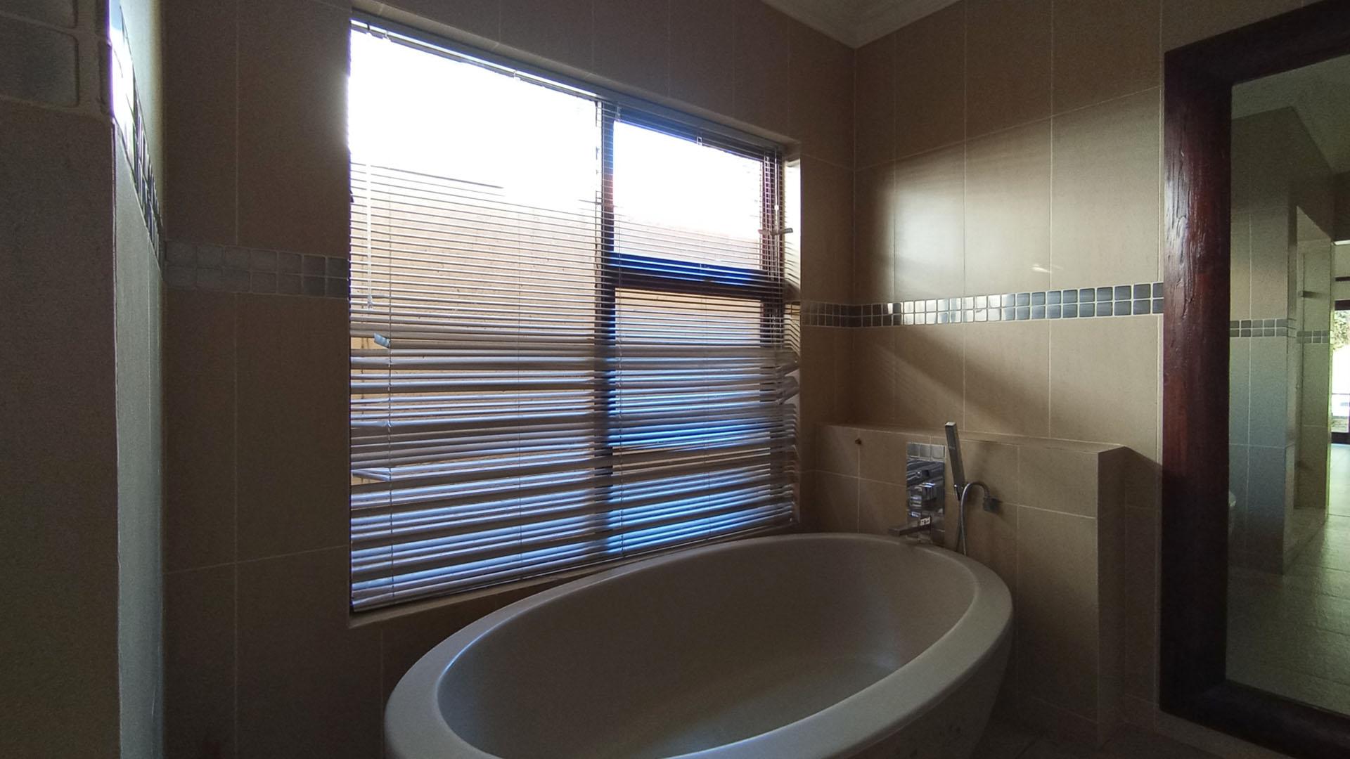 Main Bathroom - 29 square meters of property in Pecanwood Estate