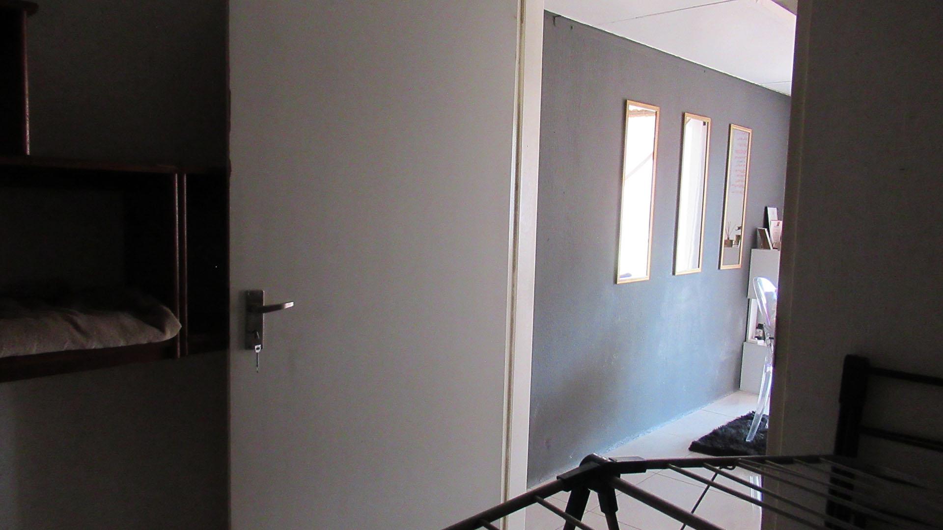Garage - 8 square meters of property in The Hill