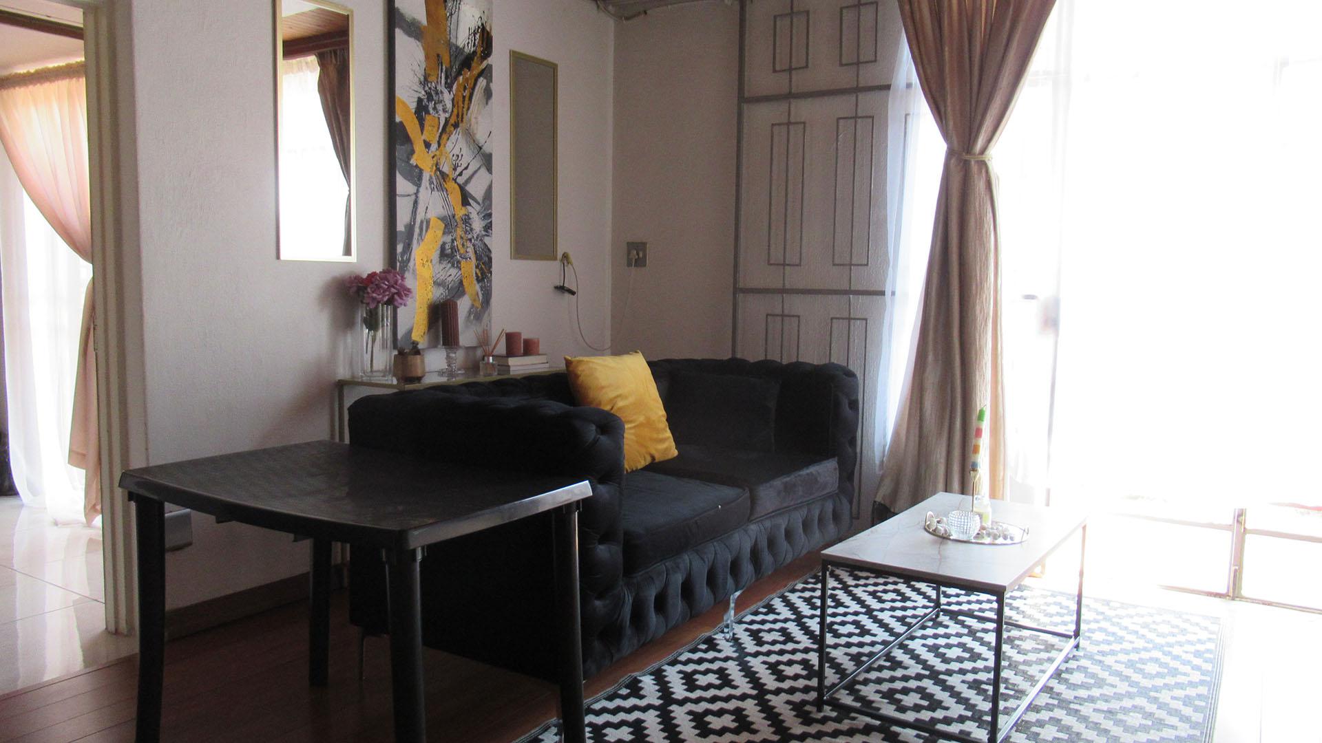 Lounges - 17 square meters of property in The Hill
