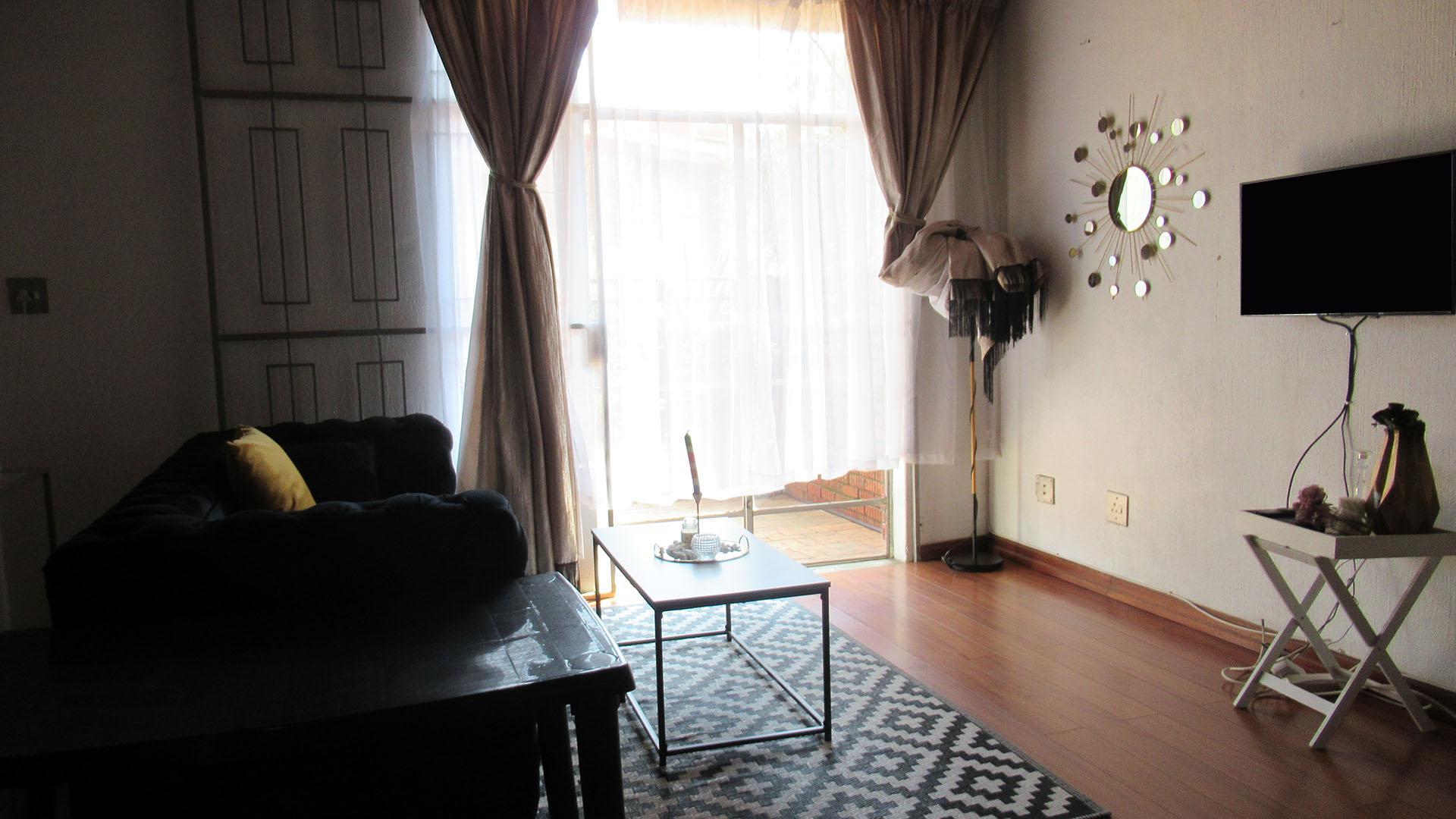 Lounges - 17 square meters of property in The Hill