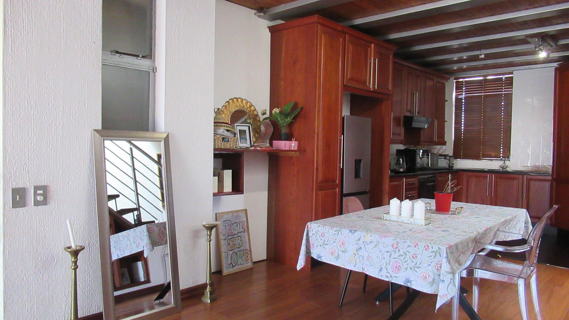 Dining Room - 33 square meters of property in The Hill