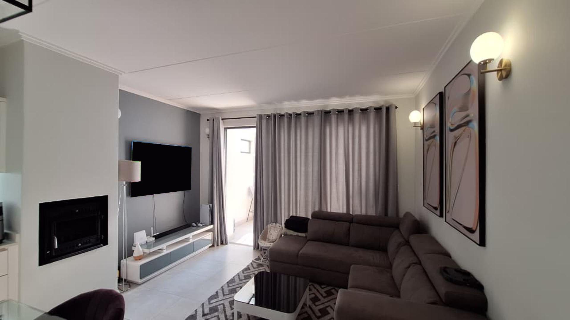 Lounges - 18 square meters of property in Craighall