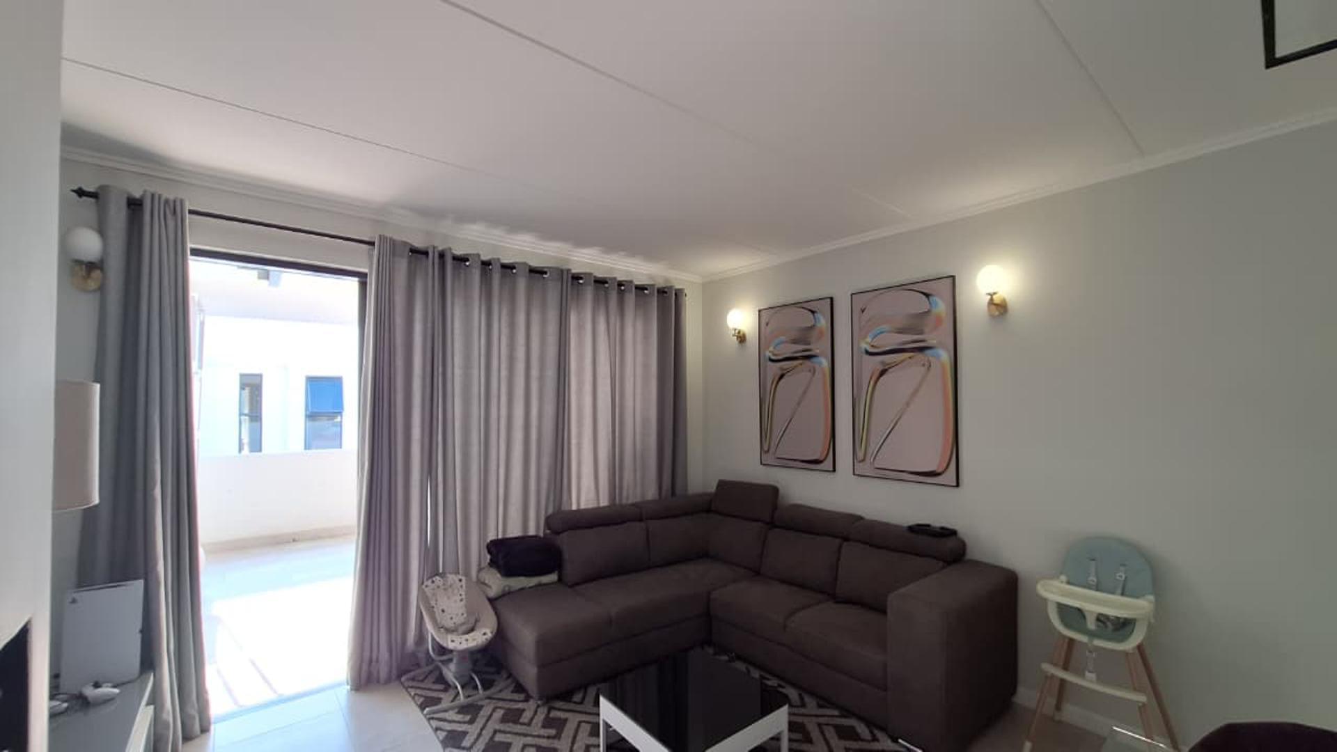 Lounges - 18 square meters of property in Craighall